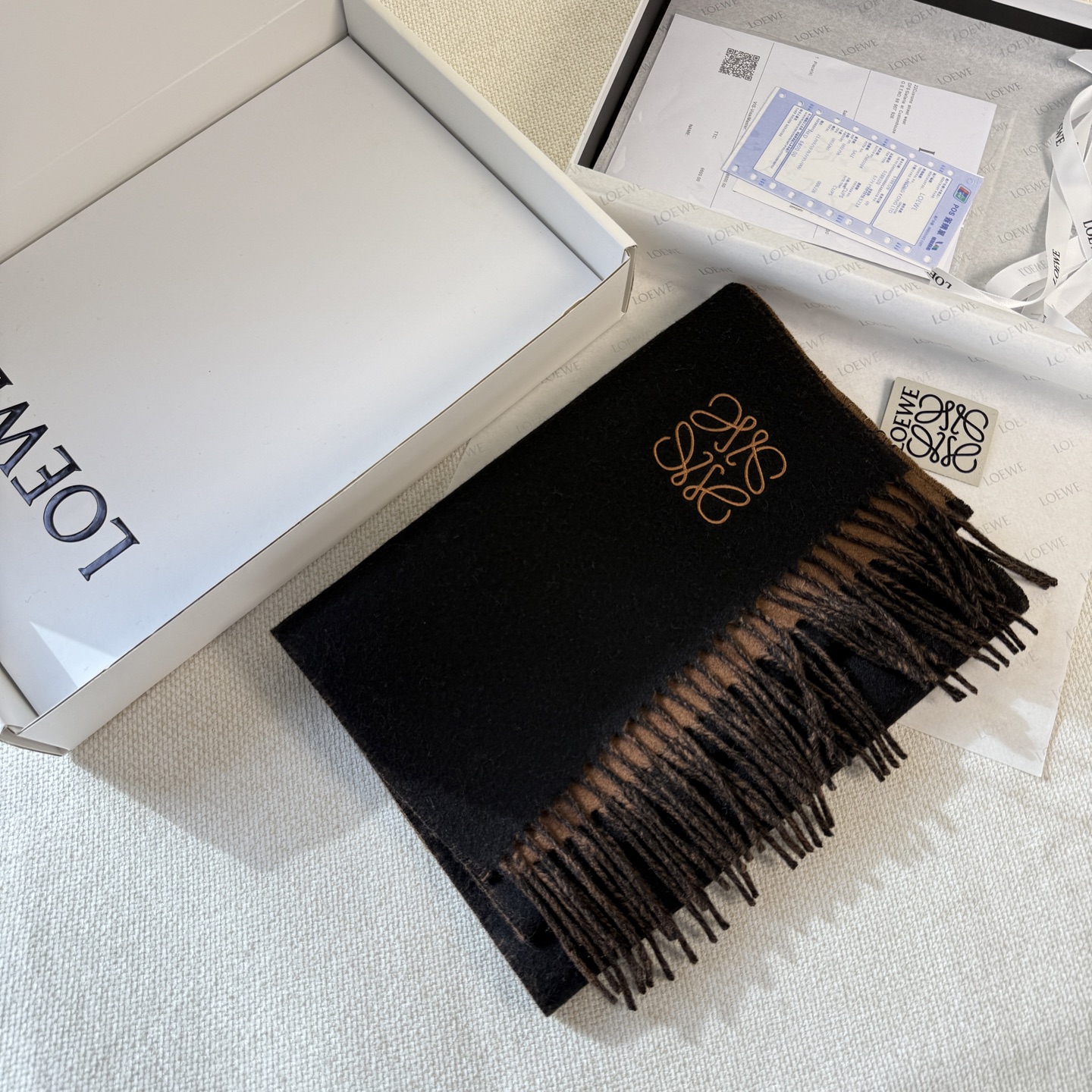 🆕 【▪▪ Loewe · 罗意威️难得一见的温柔配色，低调又不失优雅❗️】重点推荐❗️双面配色，一条围