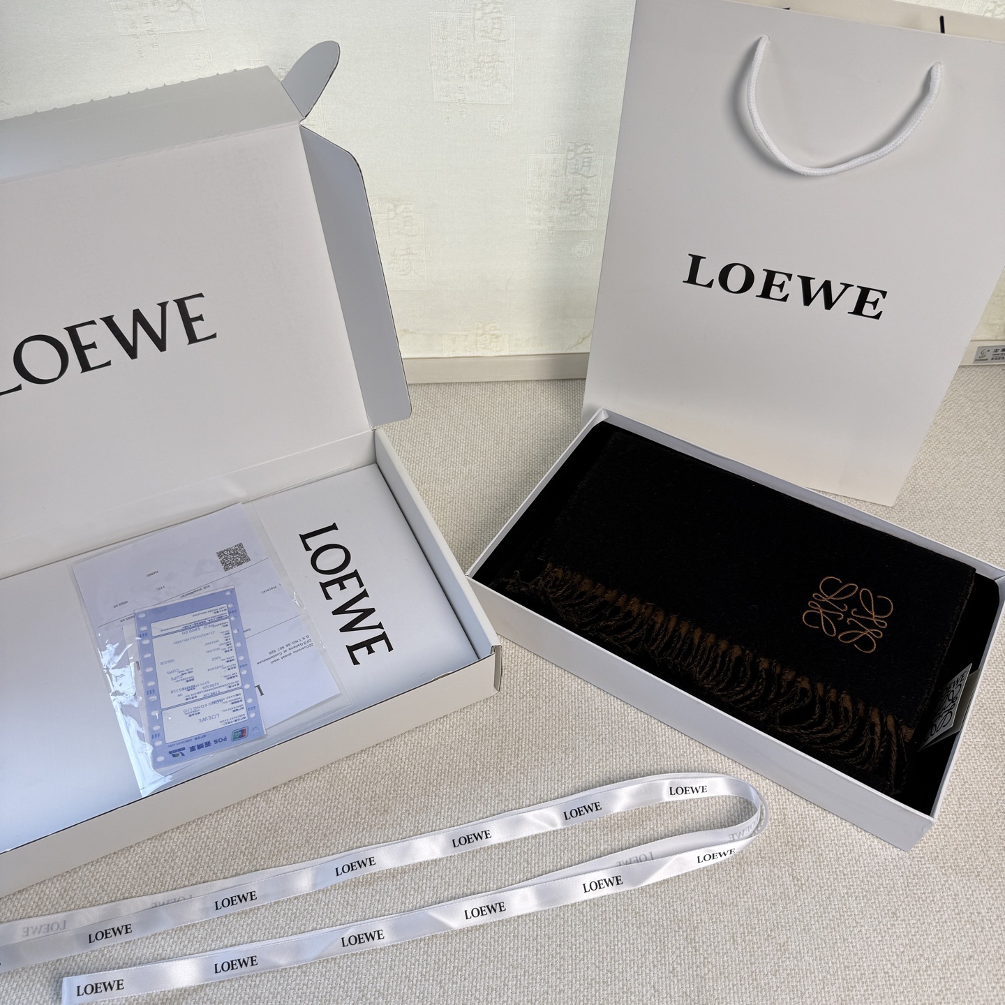 🆕 【▪▪ Loewe · 罗意威️难得一见的温柔配色，低调又不失优雅❗️】重点推荐❗️双面配色，一条围