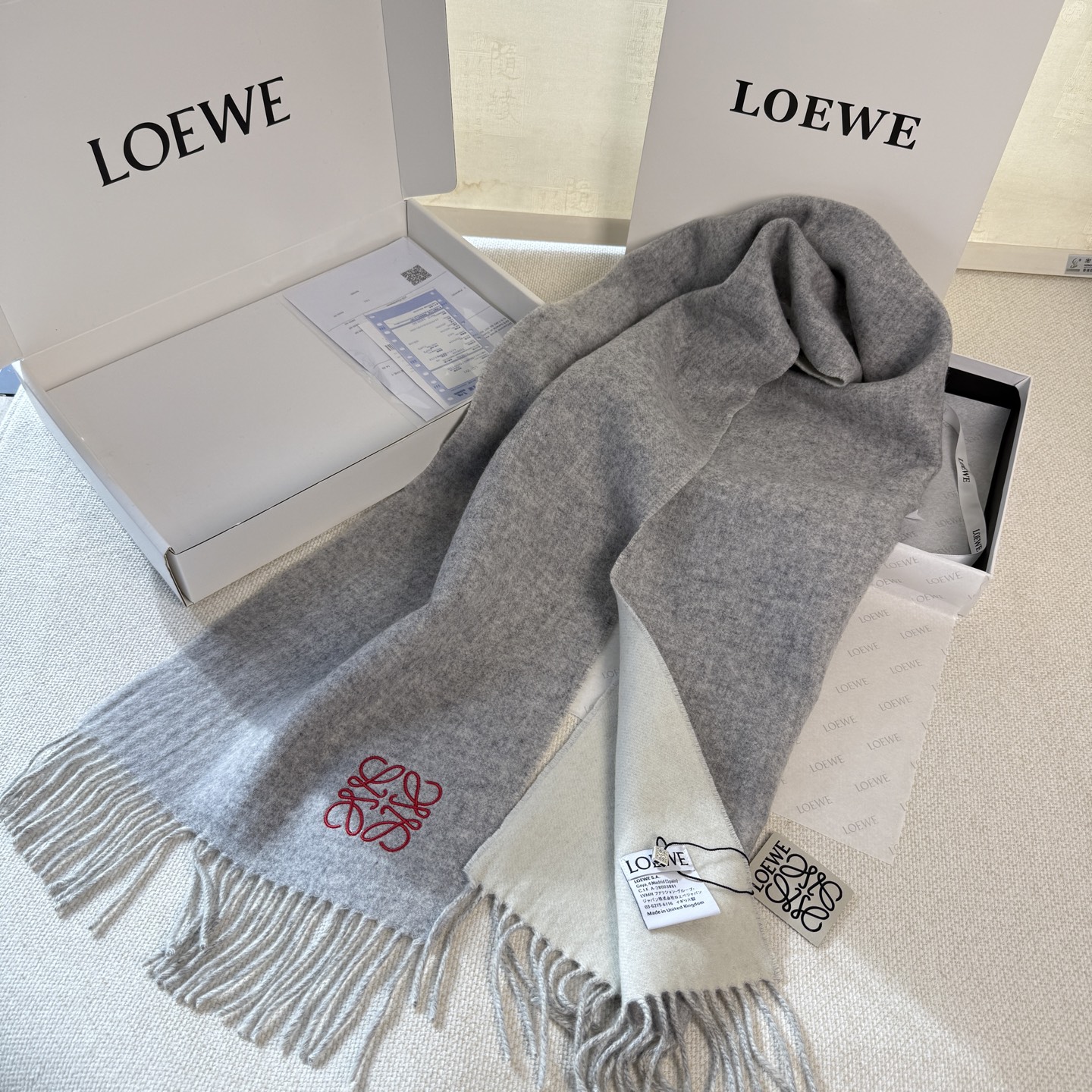 🆕 【▪▪ Loewe · 罗意威️难得一见的温柔配色，低调又不失优雅❗️】重点推荐❗️双面配色，一条围