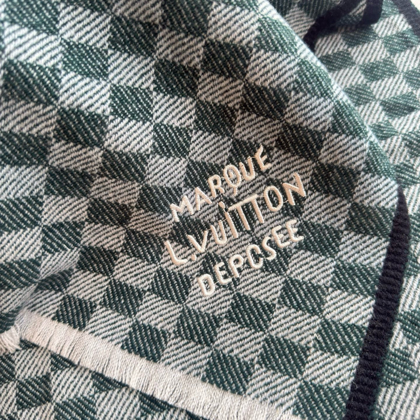 🆕LV新款 · 经典的棋盘格设计，低调的奢侈感❗️极品柔美精英高手级别的时髦感围巾❗️这款驴家羊绒围巾，