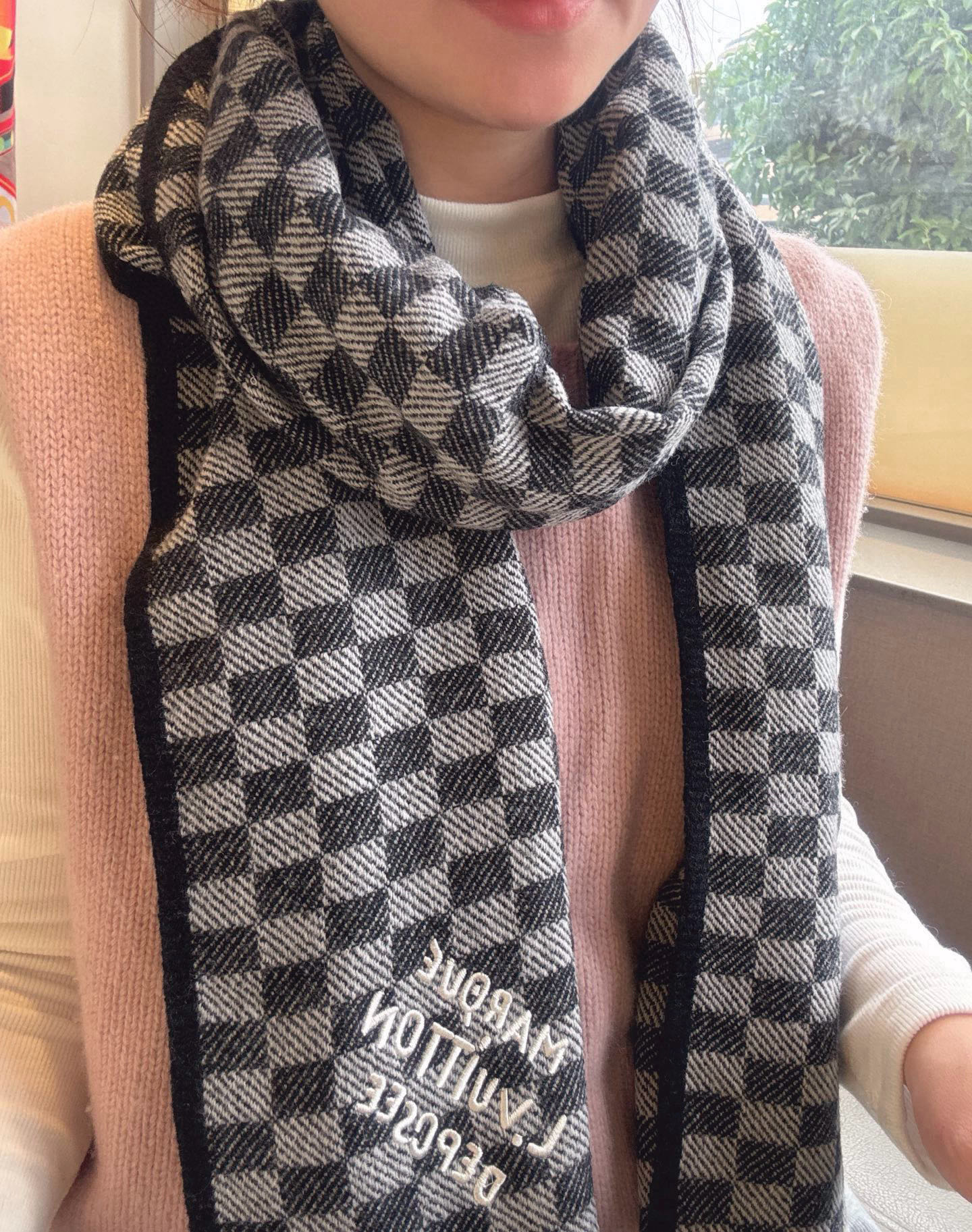 NO:554297,LV new style · Classic checkerboard design, low-key luxury, exquisite softness, elite expert level fashionable scarf. This Lvjia cashmere scarf, the more I look at it, the more I love it, the more I look at it, the more fashionable it becomes. The more I look at it, the more I like the craftsmanship and color matching. You can tell at a glance that it is not from an ordinary big factory. I really like this expert level fashion sense. Fashionable people with attitude will definitely like it. Young, fashionable, confident, and attitude. Very beautiful!  This kind of design is more stretchy, more advanced, more grand, and more durable. It is recommended to use the abdominal velvet tips of Albas purebred cashmere goats collected every spring to produce raw cashmere. The characteristic of this kind of cashmere is that even after being processed by human craftsmanship, the essence of the raw cashmere is retained to the greatest extent and will have a special texture.  Holding the scarf in your hand is like holding a cloud-like airy feeling, which is really very high-end. Finally, the biggest feature of this scarf is the integrated inlay process of thick thread woven grid technology, which perfectly presents LV's checkerboard pattern in another way. Size 45*190cm high version scarf, high version scarf, louis  vuitton,louis vuitton,louis vuitton19860909LV新款 · 经典的棋盘格设计,低调的奢侈感极品柔美精英高手级别的时髦感围巾这款驴家羊绒围巾,越看越爱,越看越时髦,越看越喜欢这种工艺和配色一看就知道不是一般的大工厂的,非常非常喜欢这种高手级别的时髦感,有态度的时髦人一定会喜欢.年轻,时髦,自信,有态度.很美！这样的设计更舒展,更高级,更大气,更加经得起推荐采用每年开春采集的阿尔巴斯纯种绒山羊腹部绒尖为原绒生产,这种羊绒的特点就是,即便经过人类工艺的加工,仍最大程度的保留了原绒的本质,会有特殊的肌理纹围巾握在手里就跟握着云朵般的仍空气绵绵感真的非常高级最后,这个最大的特色还有粗线编织格工艺的一体式镶嵌工艺,将LV的棋盘格纹另一种完美呈现,Size45*190cm高版本围巾,高版本围巾,louis vuitton,louis vuitton,louis vuitton,scarf