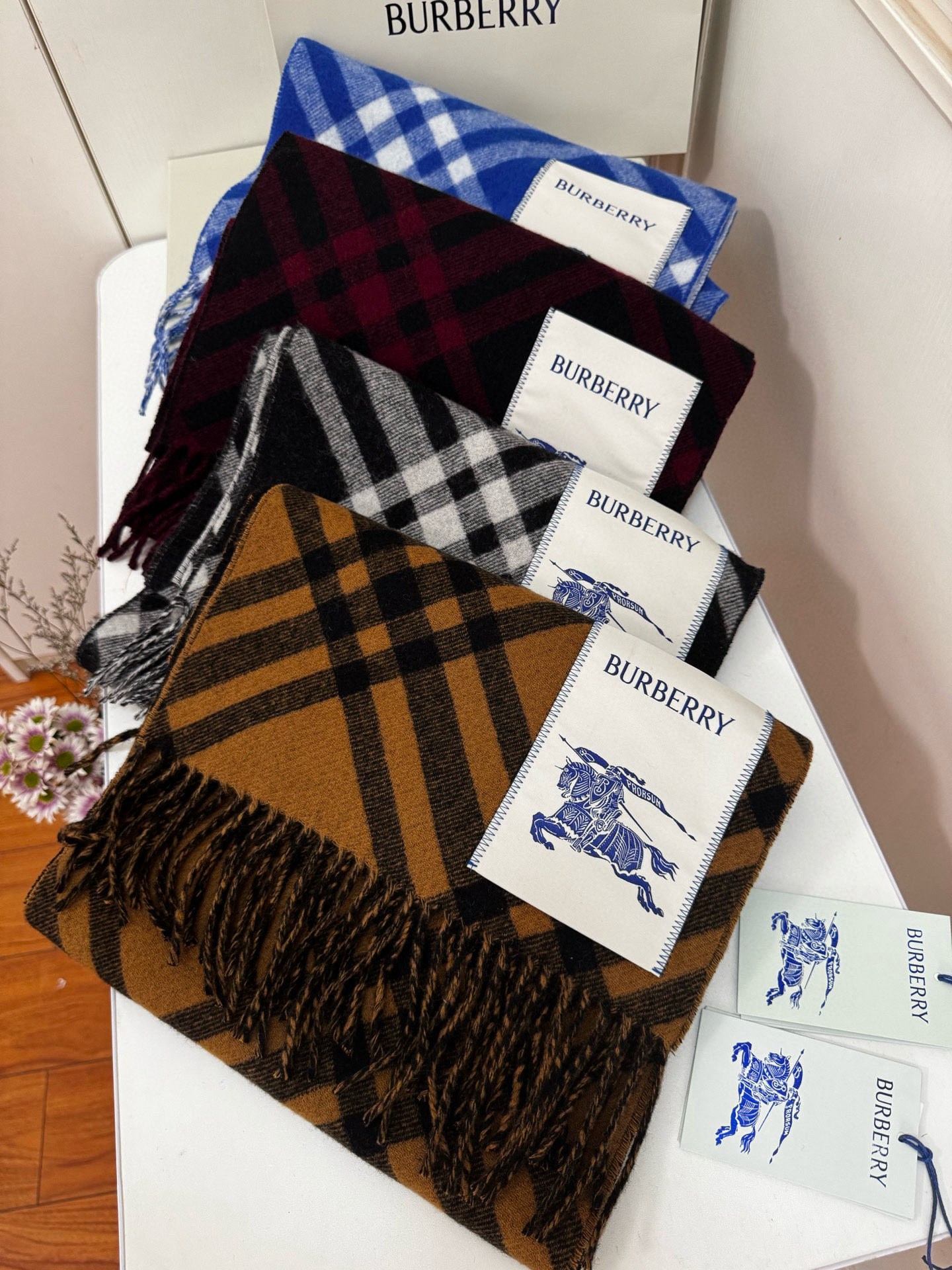 🆕Burberry新款苏格兰格纹羊绒围巾，继全智贤带火的格纹款围巾之后，Bur又一款力作上市，Burbe