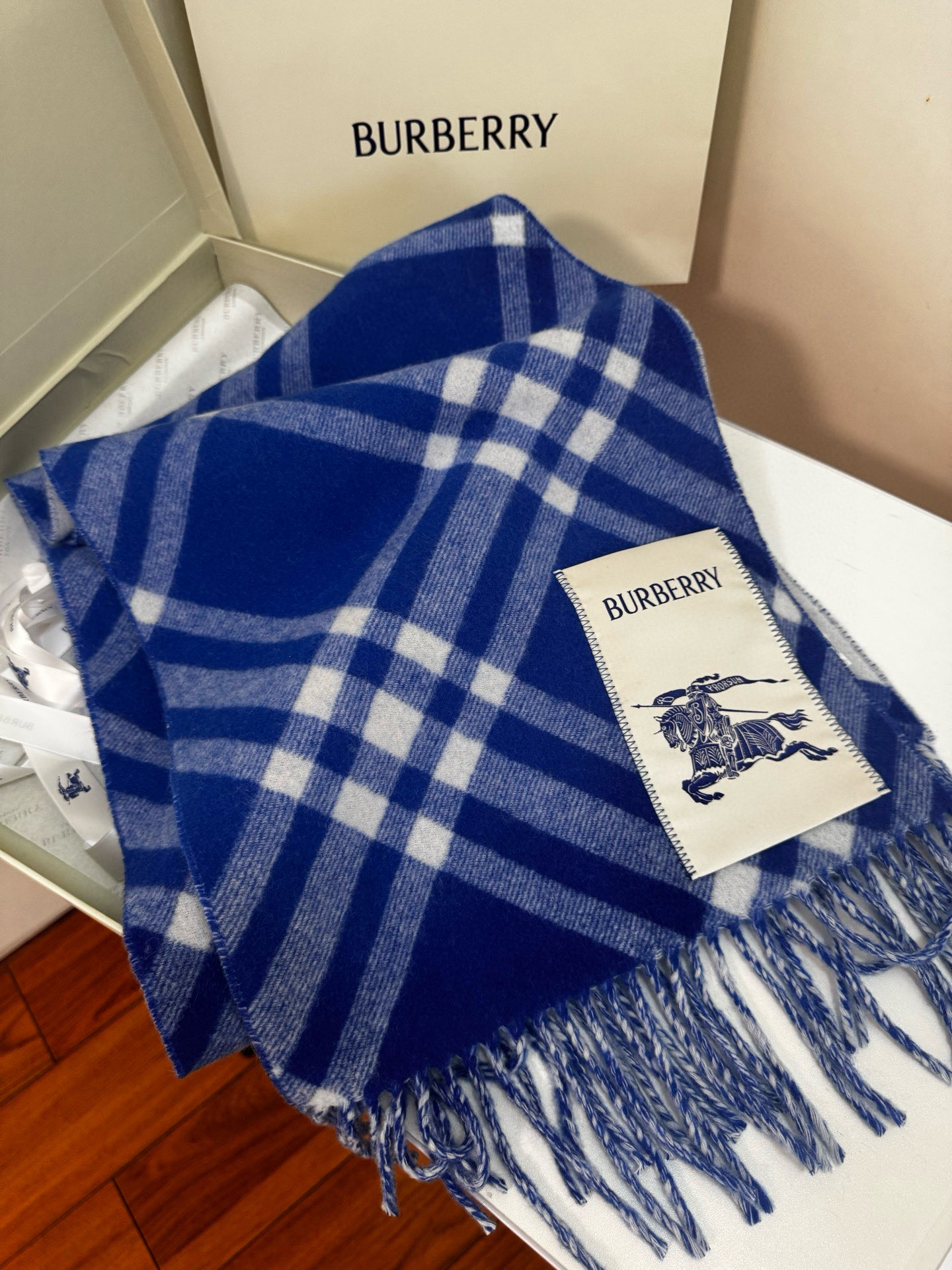 🆕Burberry新款苏格兰格纹羊绒围巾，继全智贤带火的格纹款围巾之后，Bur又一款力作上市，Burbe