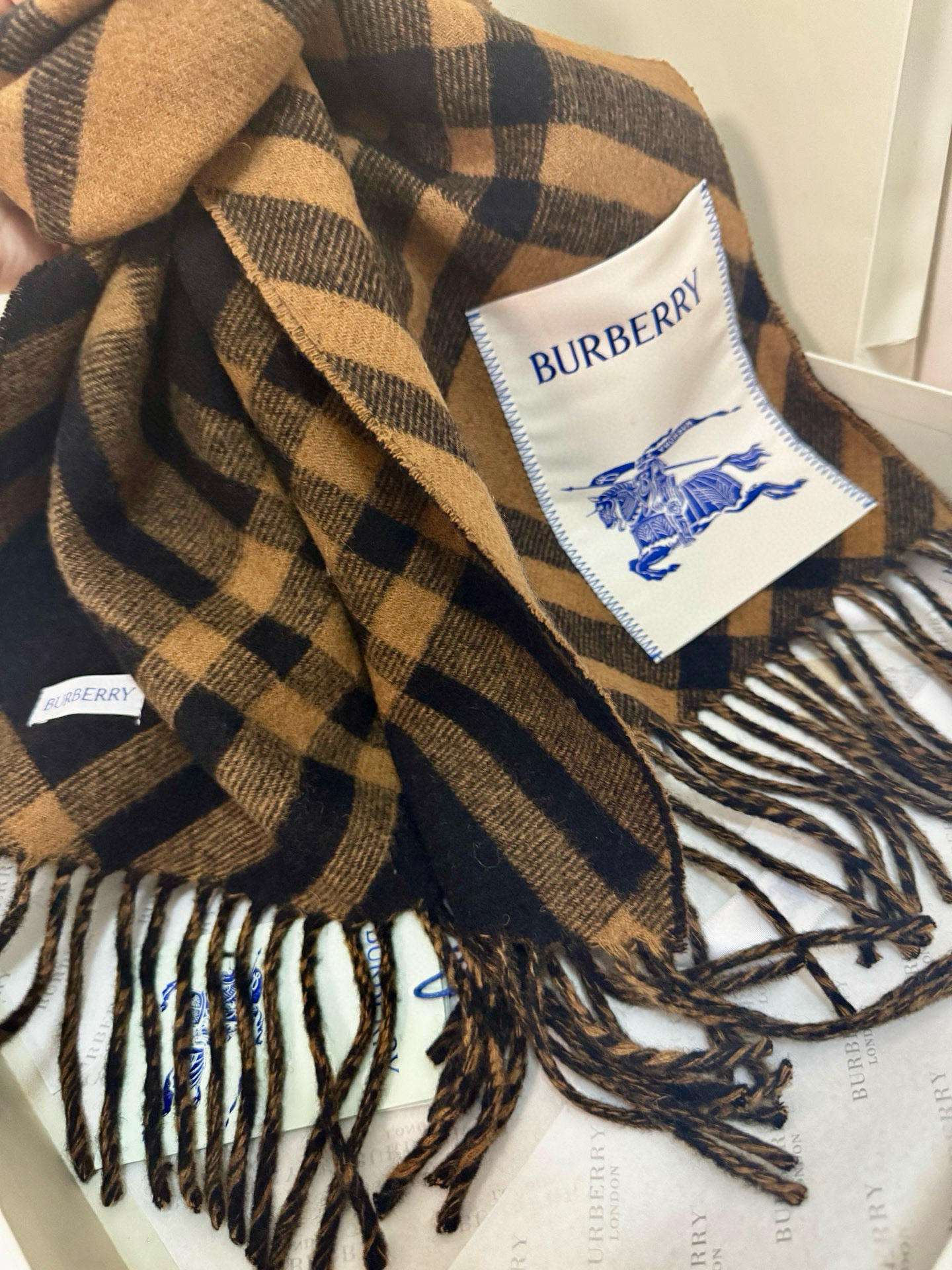 🆕Burberry新款苏格兰格纹羊绒围巾，继全智贤带火的格纹款围巾之后，Bur又一款力作上市，Burbe