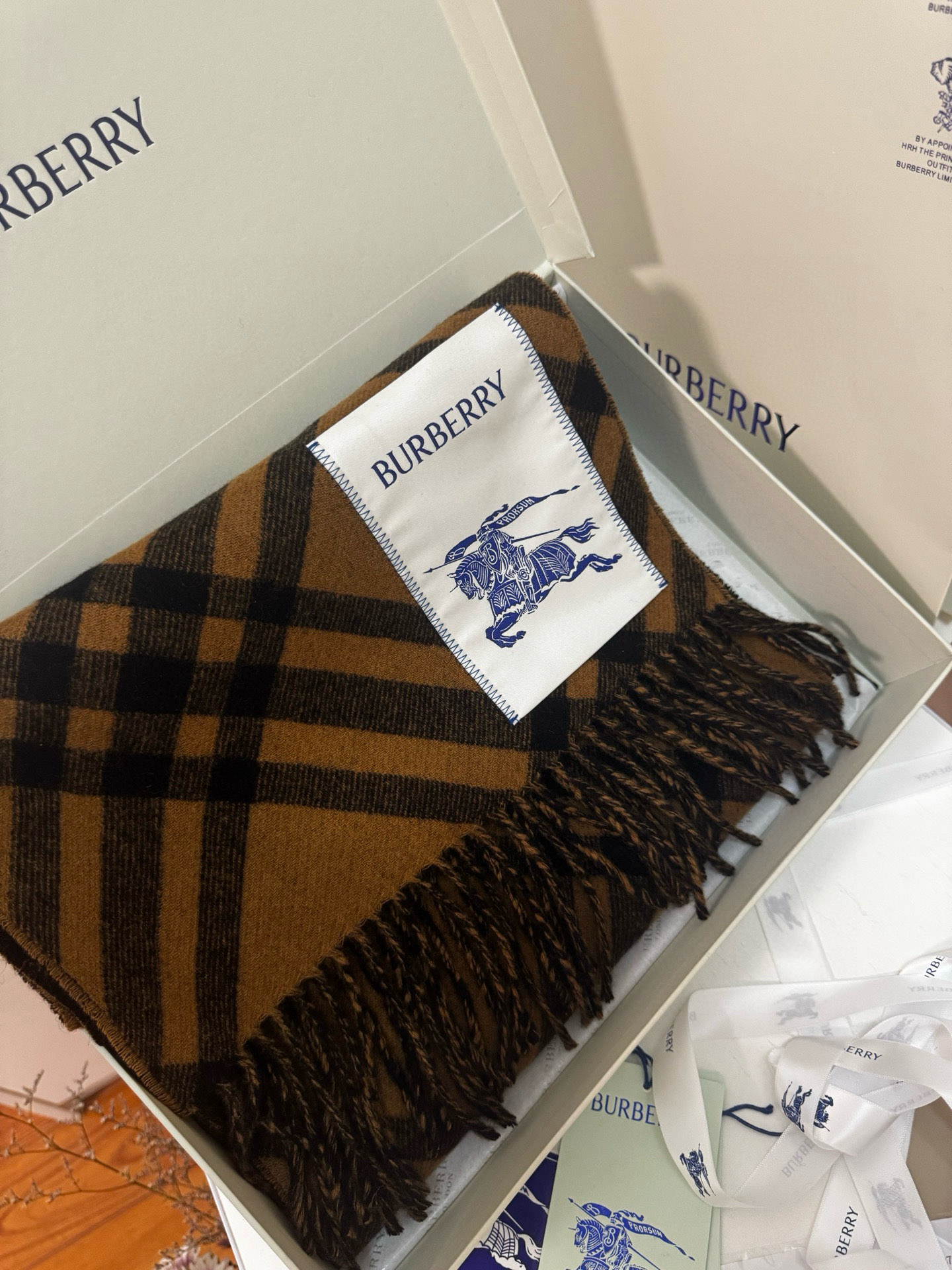 🆕Burberry新款苏格兰格纹羊绒围巾，继全智贤带火的格纹款围巾之后，Bur又一款力作上市，Burbe