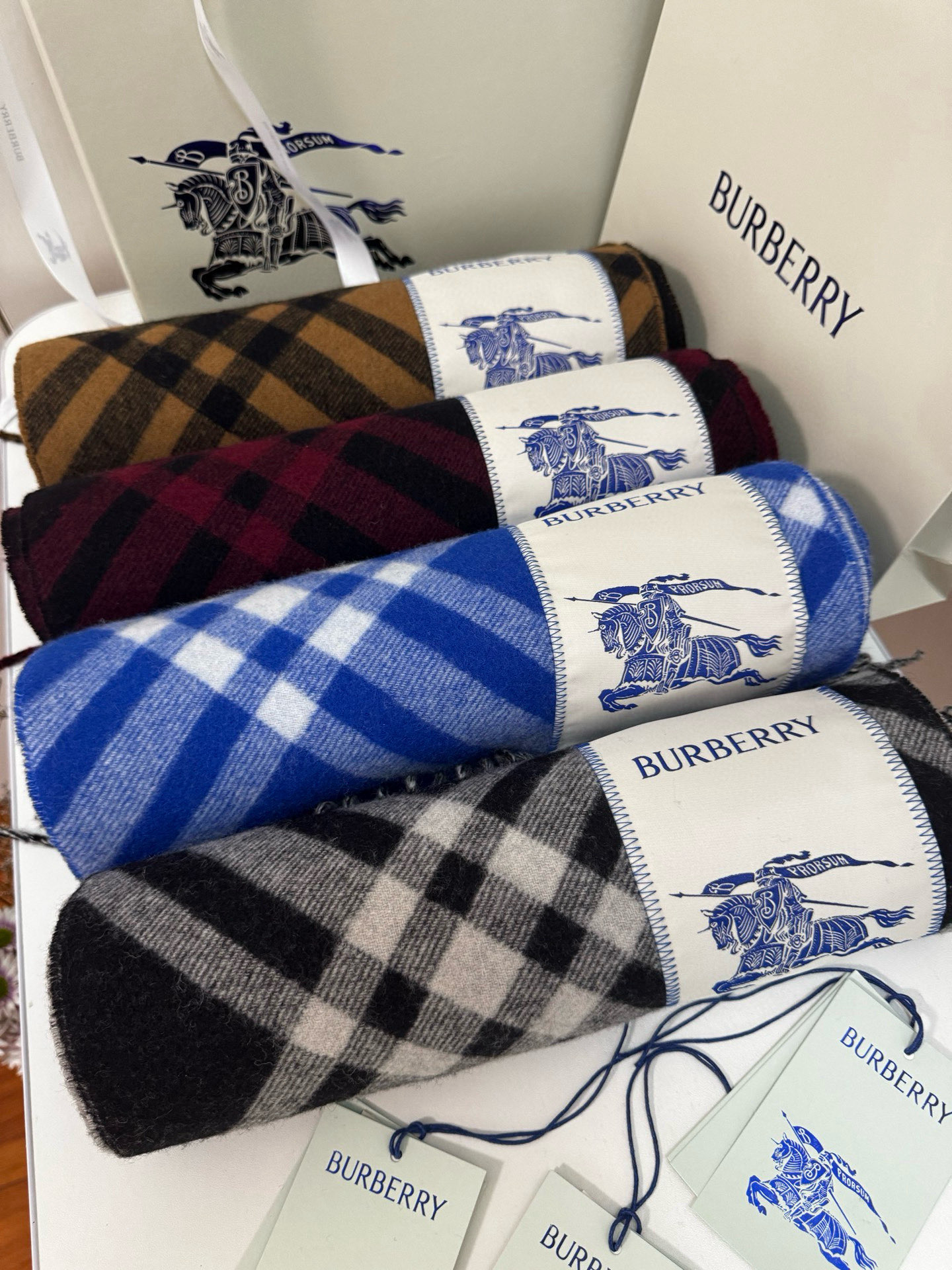 🆕Burberry新款苏格兰格纹羊绒围巾，继全智贤带火的格纹款围巾之后，Bur又一款力作上市，Burbe