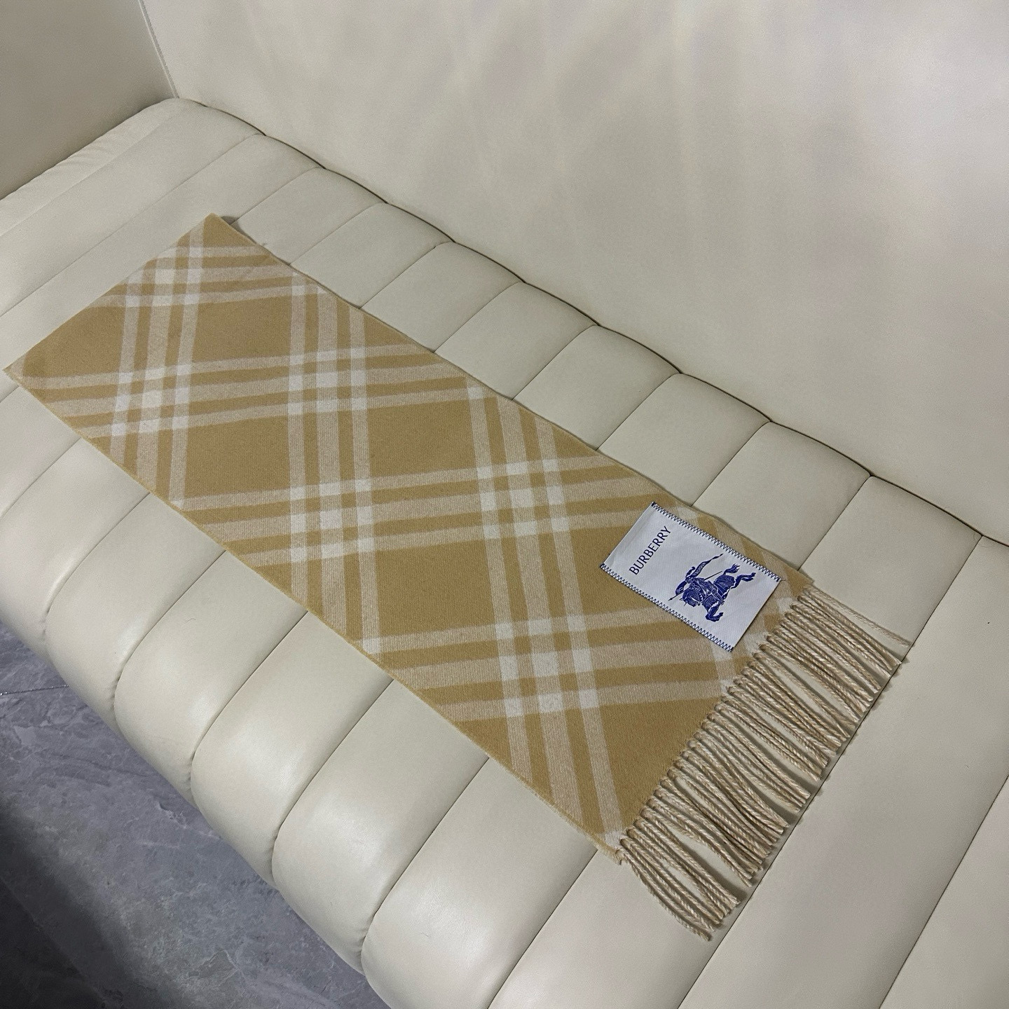 🆕Burberry新款苏格兰格纹羊绒围巾，继全智贤带火的格纹款围巾之后，Bur又一款力作上市，Burbe