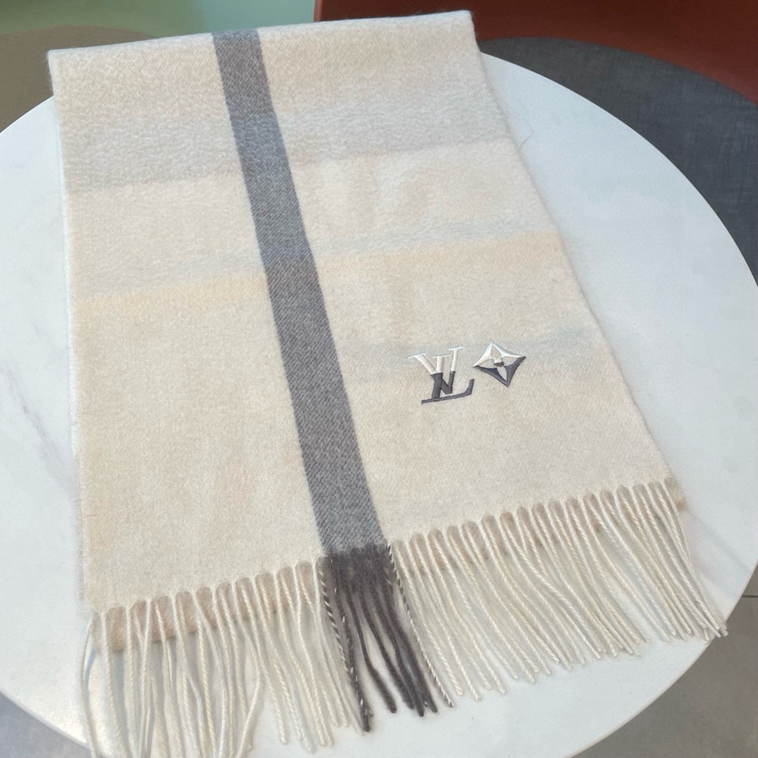🆕LV新款重磅水波纹羊绒围巾‼️今年我们的男款真的是高端Level，重磅极品‼️妥妥的家属福利👍少之又少