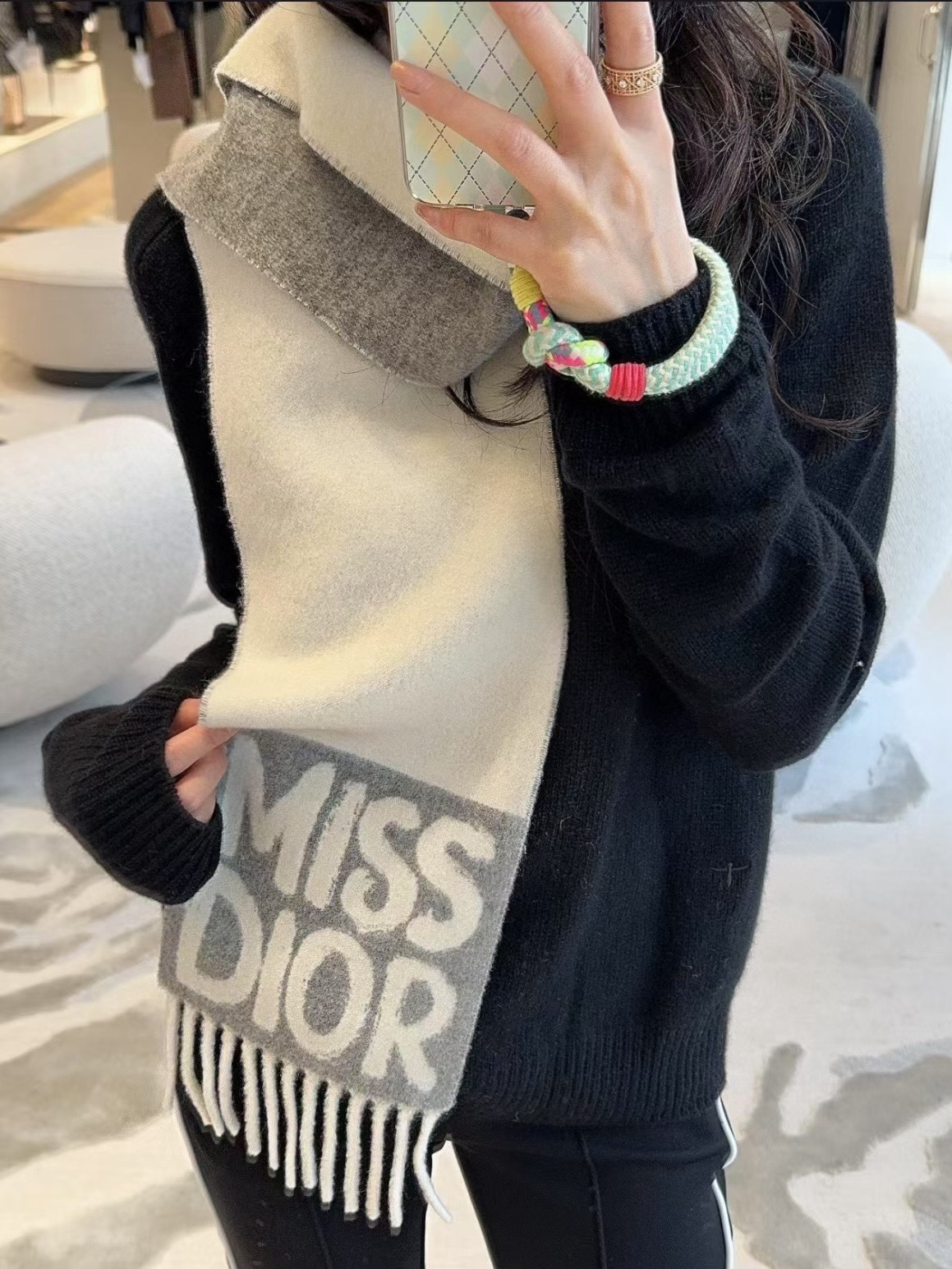 🆕我的天 真要給每人都要入的款 ！DIOR 冬季爆款羊絨围巾尺寸比常规細点，但不会累贅！撘大衣的绝配👍🏻