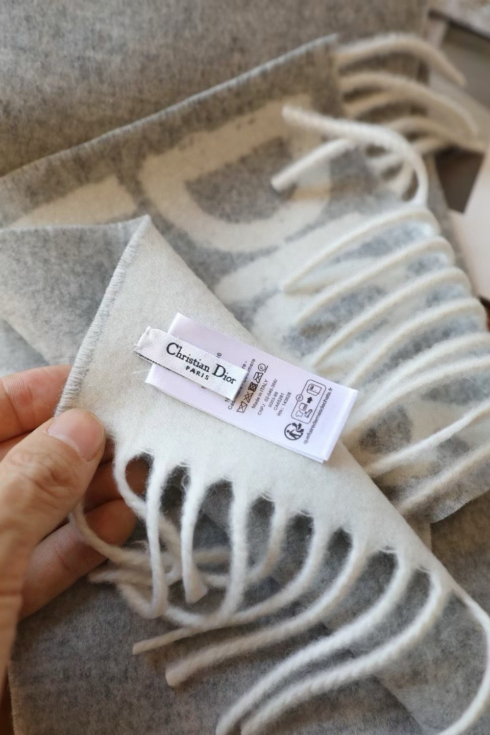 🆕我的天 真要給每人都要入的款 ！DIOR 冬季爆款羊絨围巾尺寸比常规細点，但不会累贅！撘大衣的绝配👍🏻