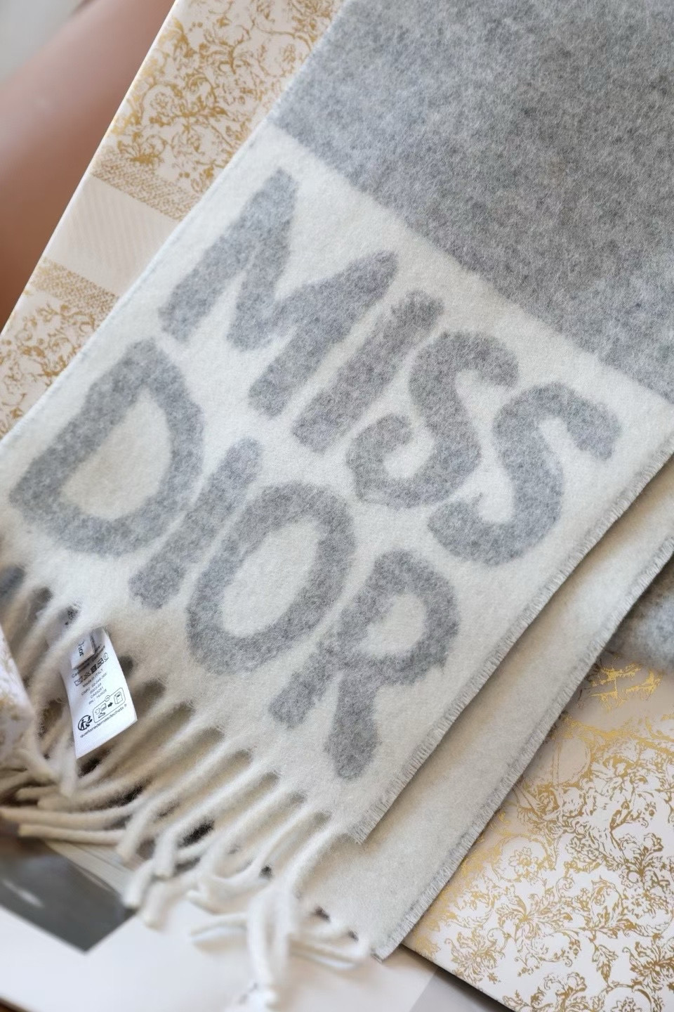 🆕我的天 真要給每人都要入的款 ！DIOR 冬季爆款羊絨围巾尺寸比常规細点，但不会累贅！撘大衣的绝配👍🏻