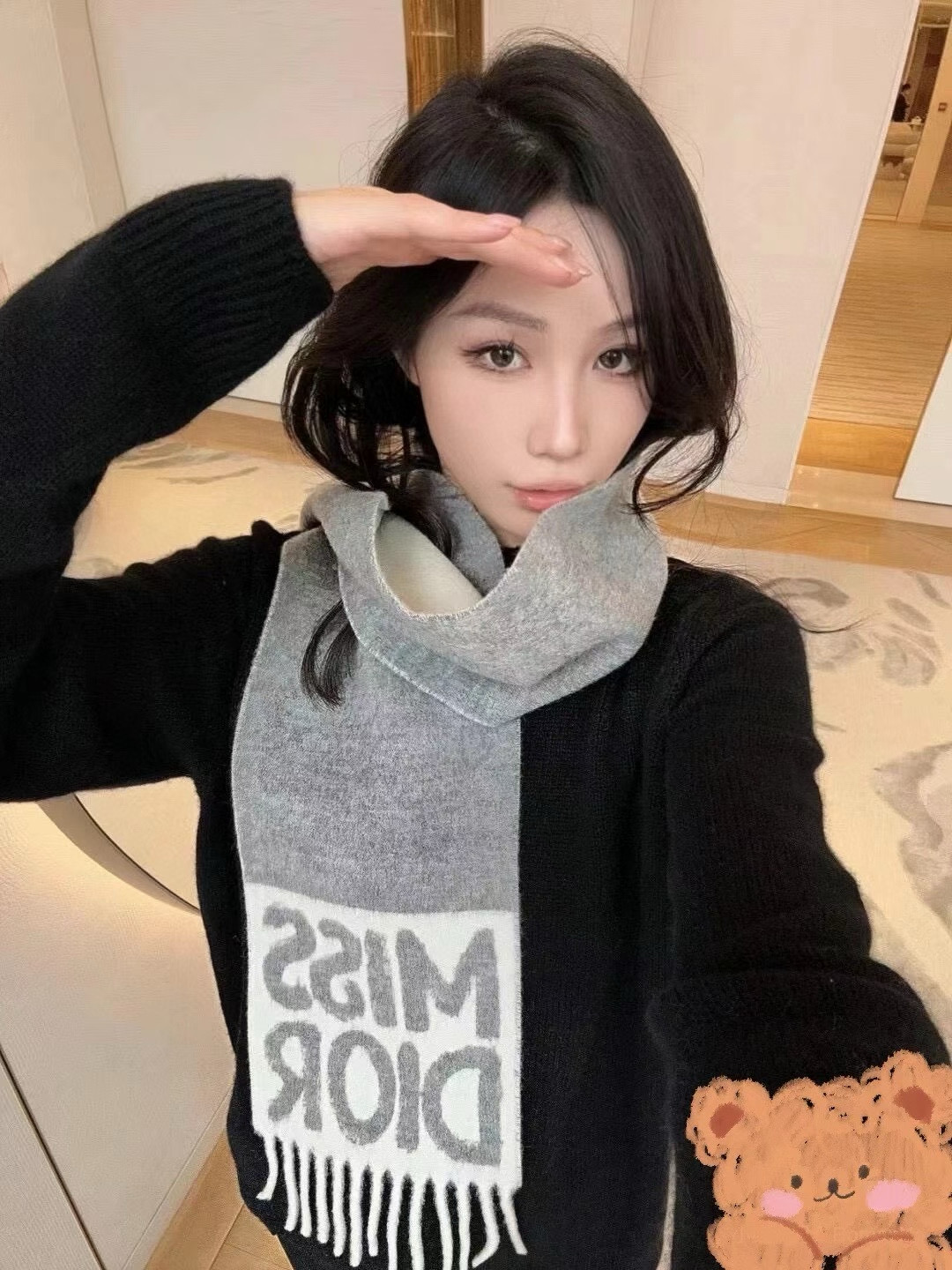 🆕我的天 真要給每人都要入的款 ！DIOR 冬季爆款羊絨围巾尺寸比常规細点，但不会累贅！撘大衣的绝配👍🏻