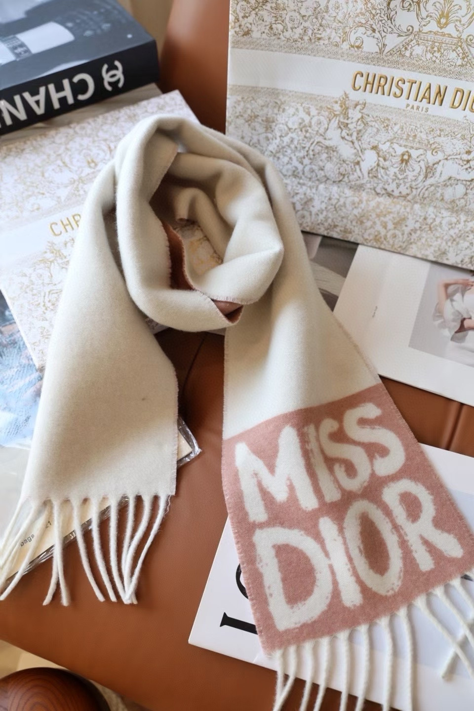 🆕我的天 真要給每人都要入的款 ！DIOR 冬季爆款羊絨围巾尺寸比常规細点，但不会累贅！撘大衣的绝配👍🏻