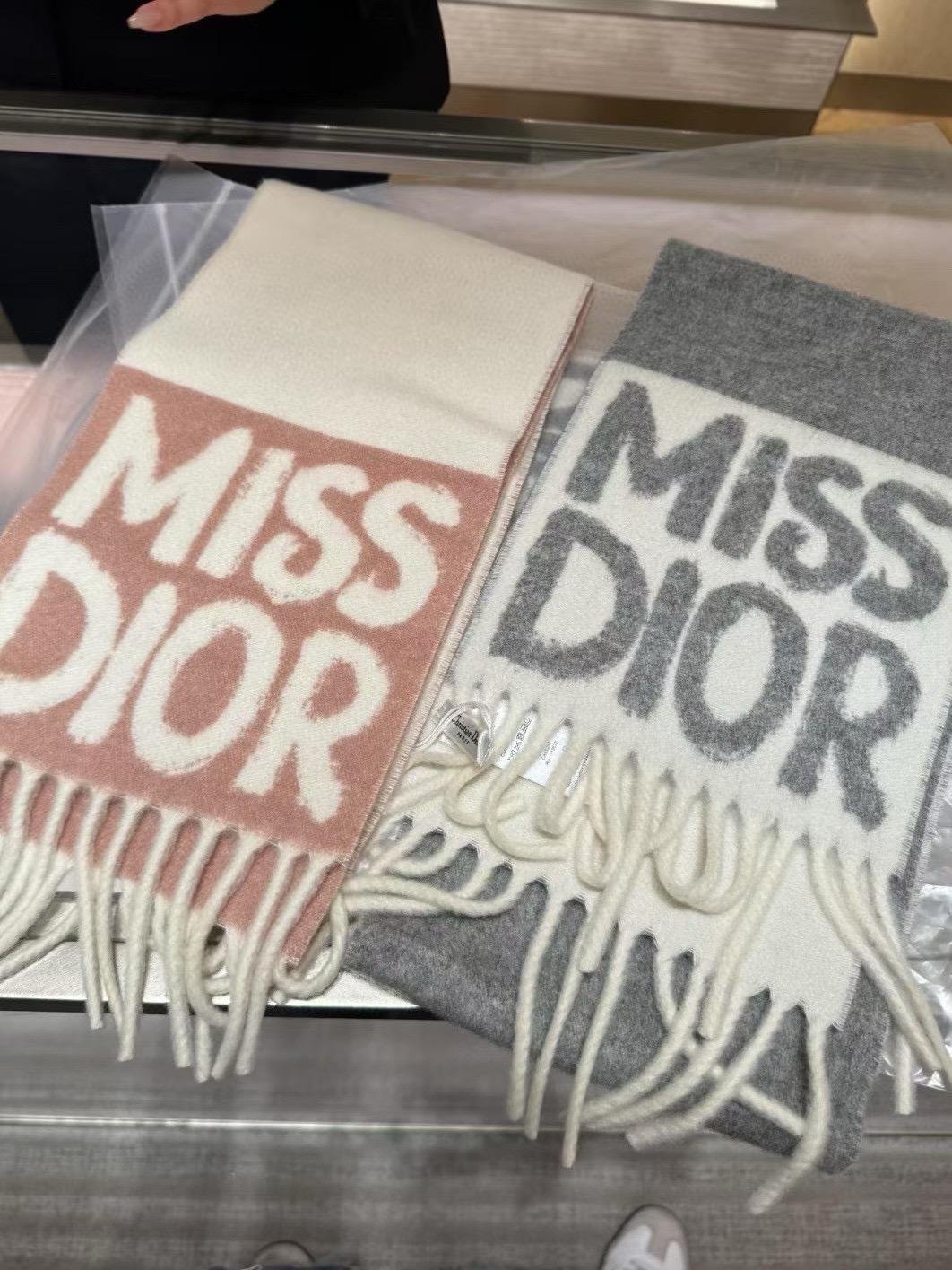 🆕我的天 真要給每人都要入的款 ！DIOR 冬季爆款羊絨围巾尺寸比常规細点，但不会累贅！撘大衣的绝配👍🏻