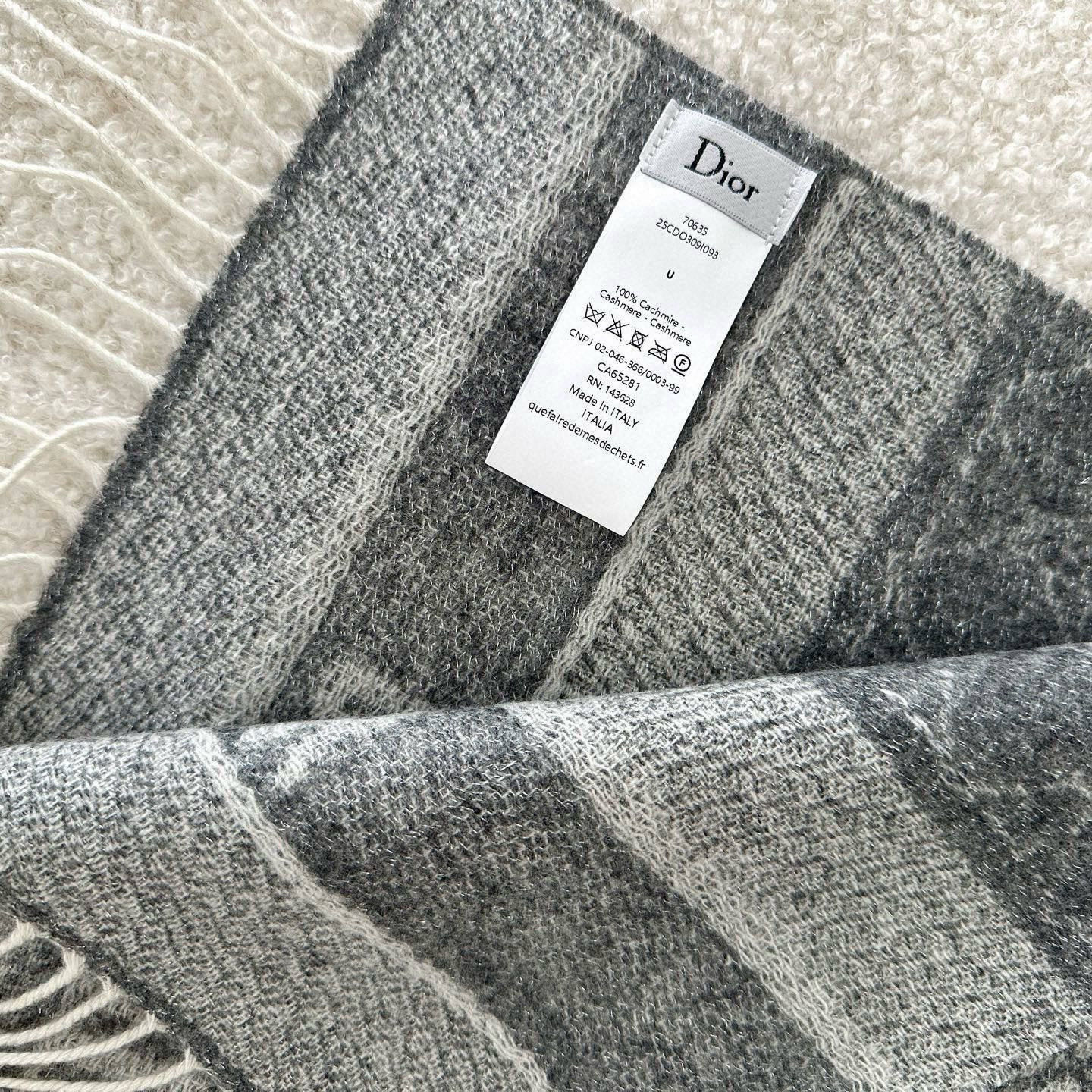 🆕CD新款菱格银丝羊绒双面提花大披肩‼️Blingbling 的银光闪闪，柔软亲肤，凭实力火出圈的经典款