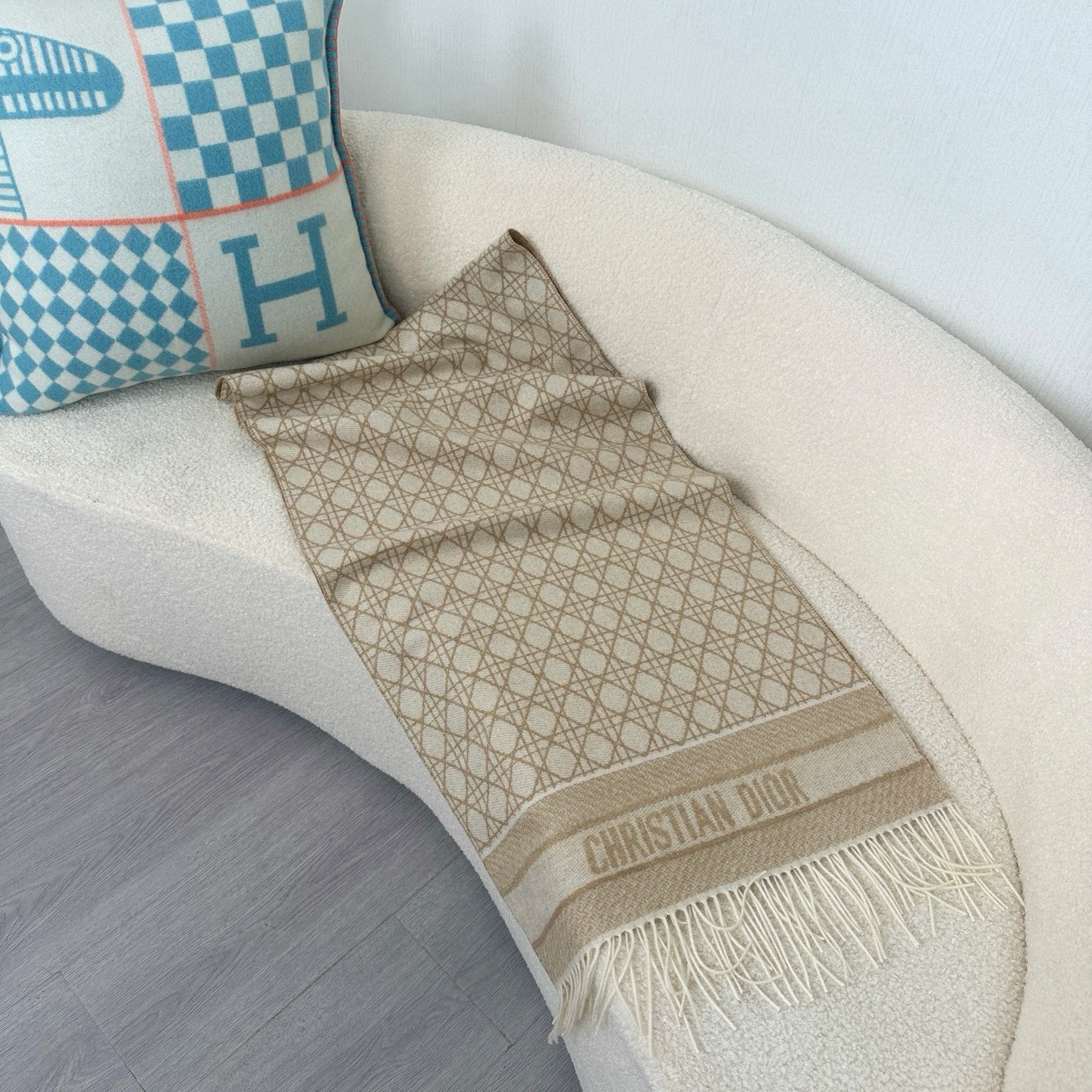 🆕CD新款菱格银丝羊绒双面提花大披肩‼️Blingbling 的银光闪闪，柔软亲肤，凭实力火出圈的经典款