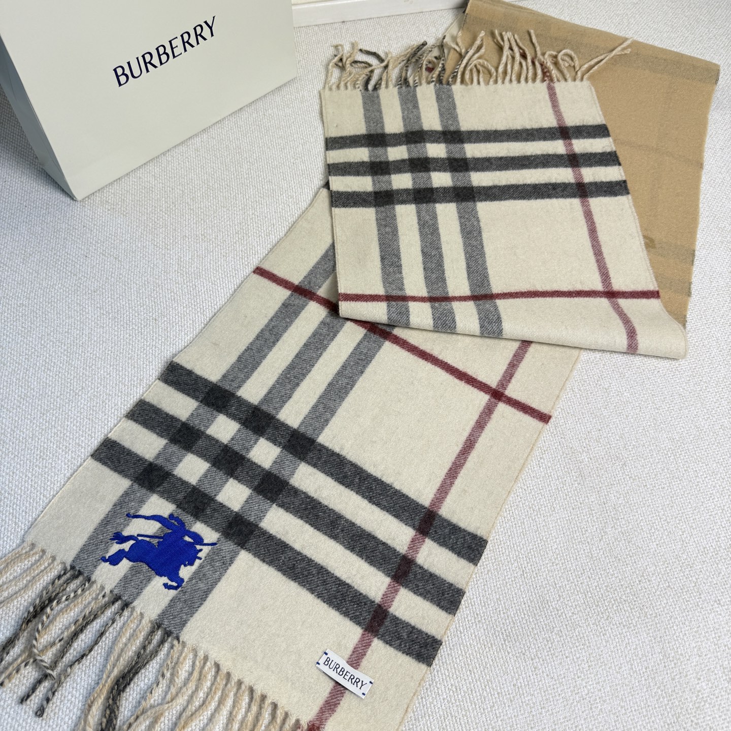 🆕Burberry最新款双面两用马术骑士徽标拼格纹羊绒围巾，这款含金量很高，双面刺绣工艺，印花工艺加提花