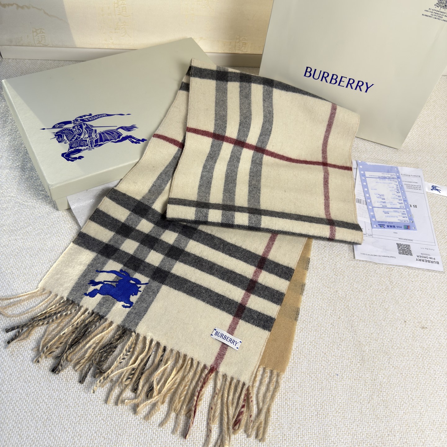 🆕Burberry最新款双面两用马术骑士徽标拼格纹羊绒围巾，这款含金量很高，双面刺绣工艺，印花工艺加提花