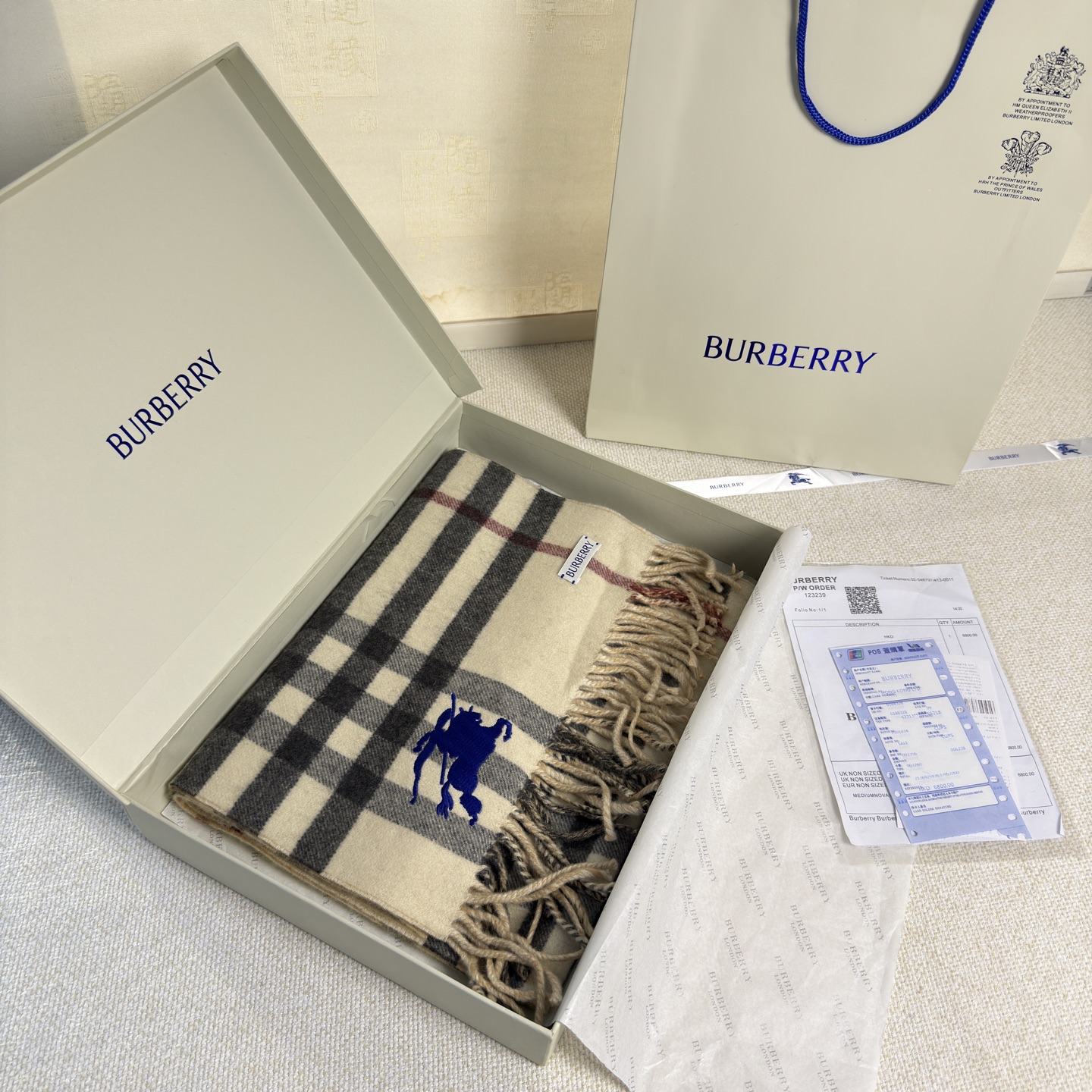 🆕Burberry最新款双面两用马术骑士徽标拼格纹羊绒围巾，这款含金量很高，双面刺绣工艺，印花工艺加提花