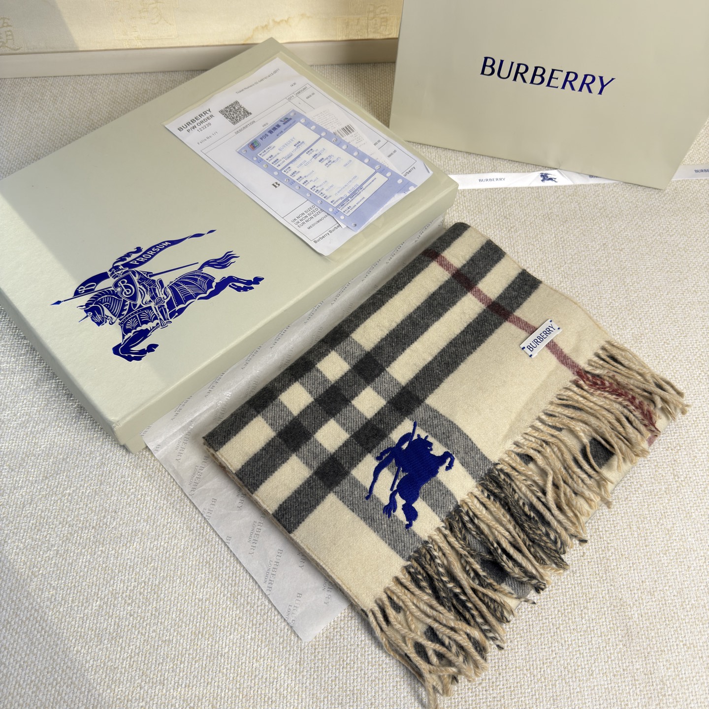 🆕Burberry最新款双面两用马术骑士徽标拼格纹羊绒围巾，这款含金量很高，双面刺绣工艺，印花工艺加提花