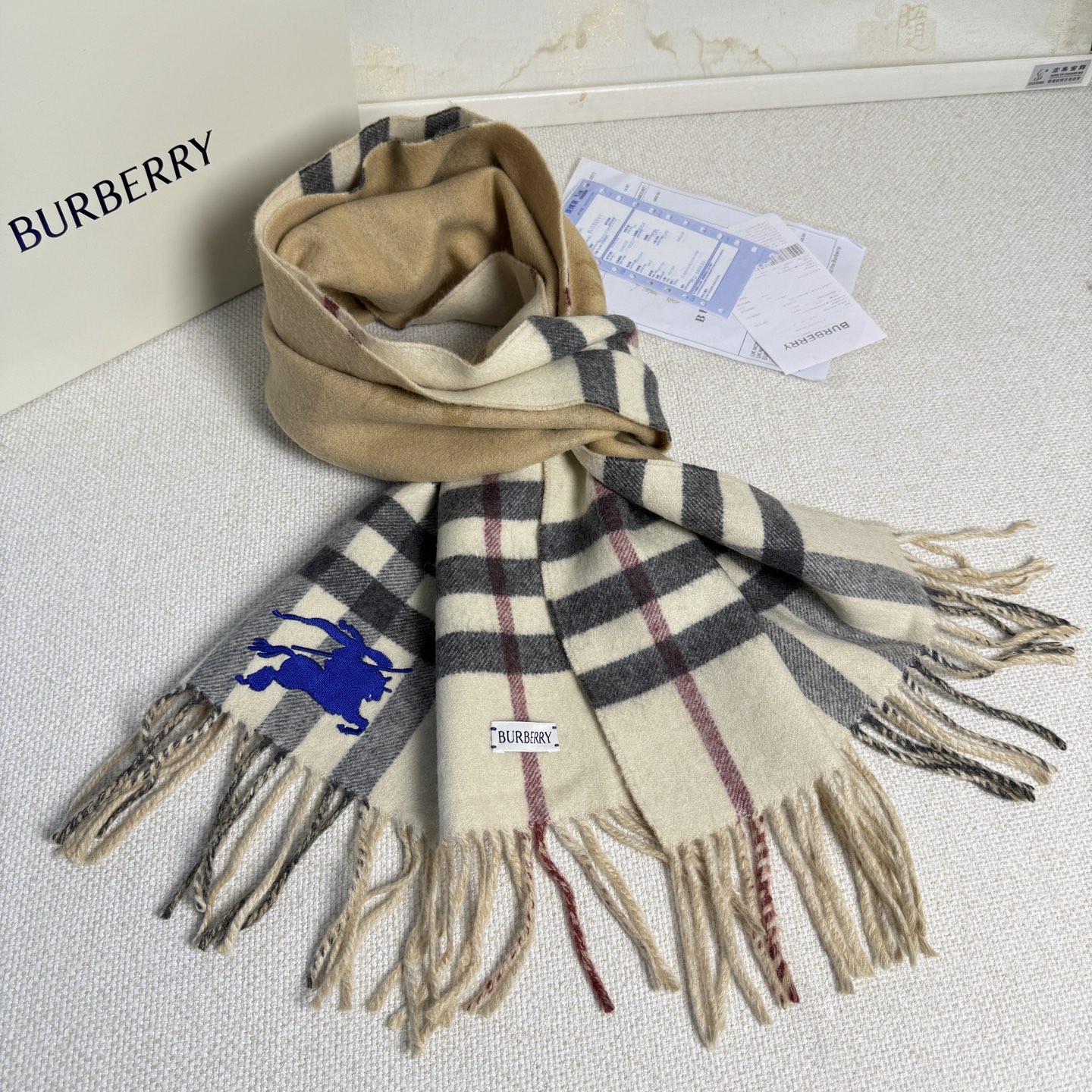 🆕Burberry最新款双面两用马术骑士徽标拼格纹羊绒围巾，这款含金量很高，双面刺绣工艺，印花工艺加提花