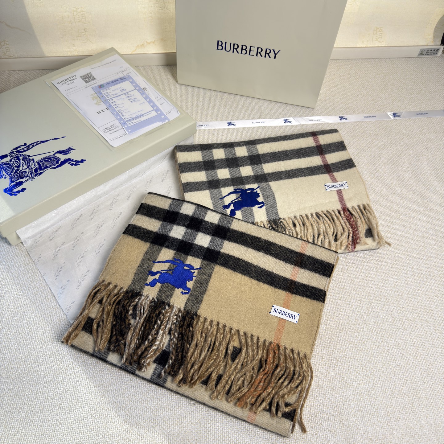 🆕Burberry最新款双面两用马术骑士徽标拼格纹羊绒围巾，这款含金量很高，双面刺绣工艺，印花工艺加提花