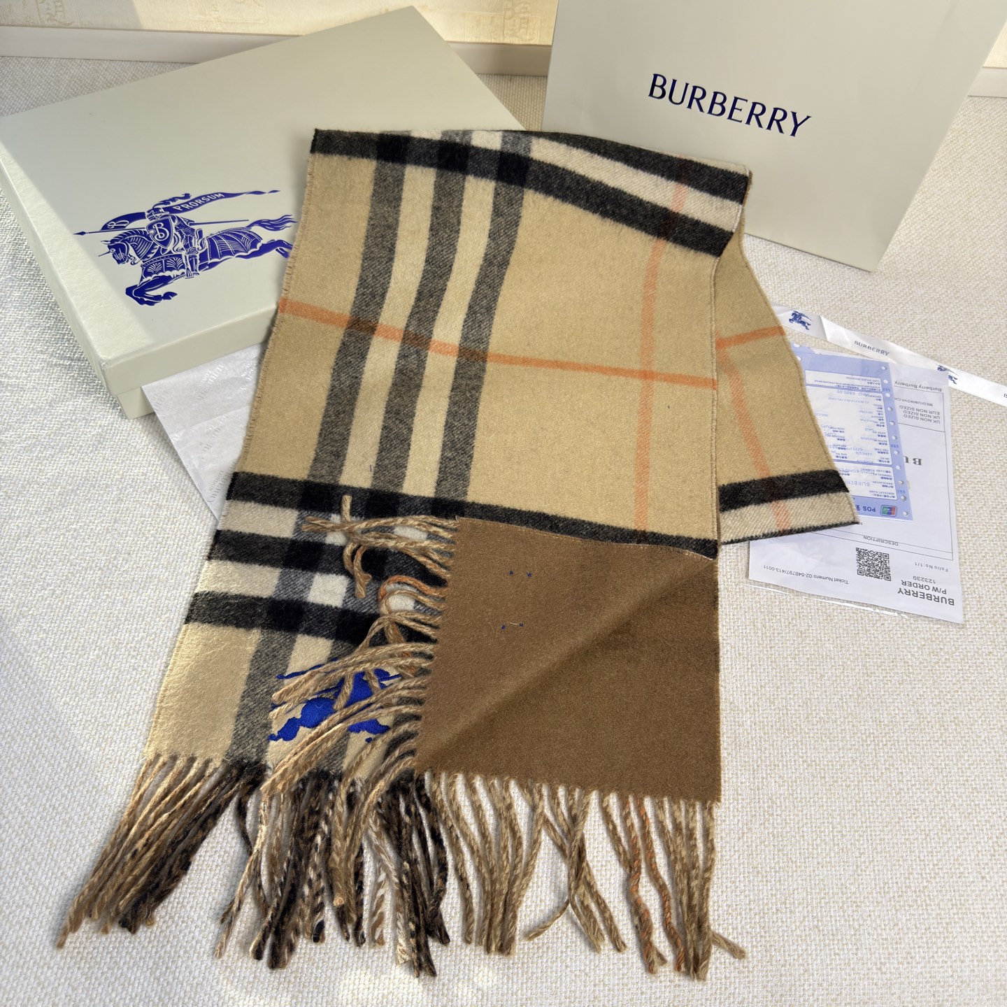 🆕Burberry最新款双面两用马术骑士徽标拼格纹羊绒围巾，这款含金量很高，双面刺绣工艺，印花工艺加提花