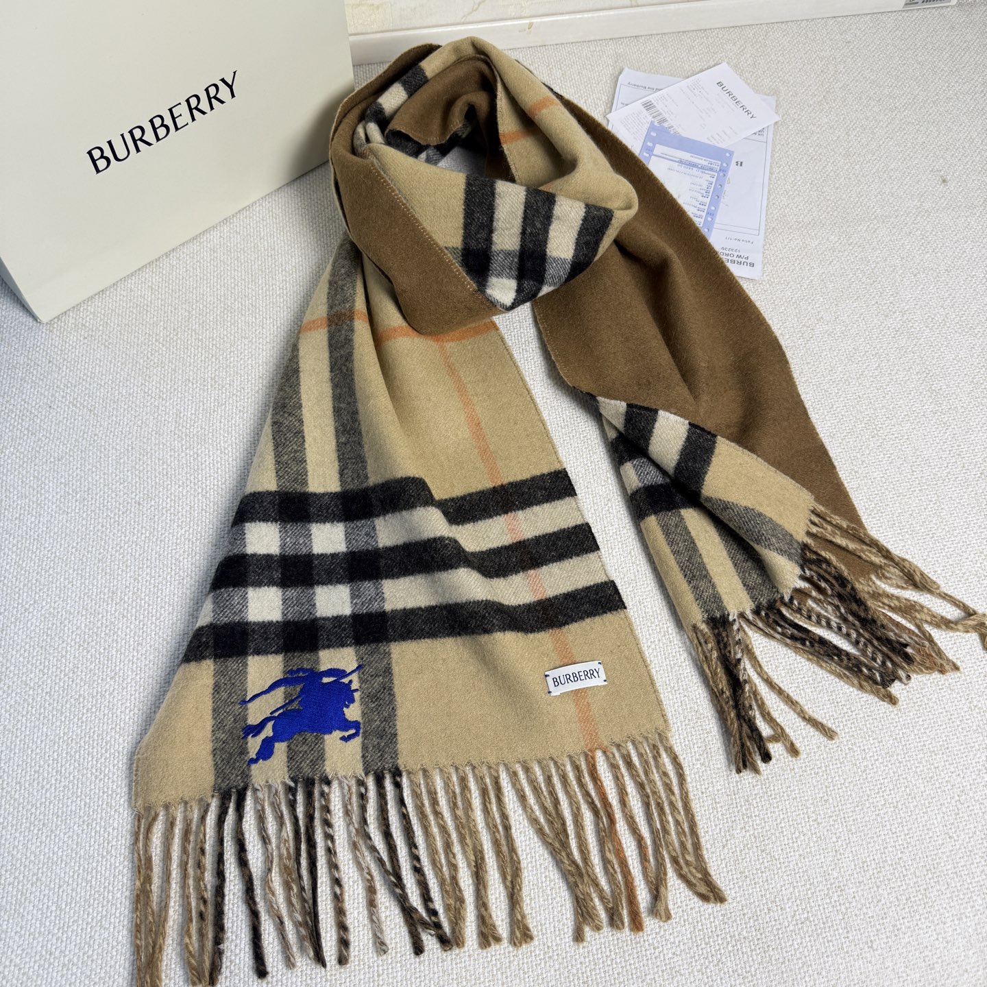 🆕Burberry最新款双面两用马术骑士徽标拼格纹羊绒围巾，这款含金量很高，双面刺绣工艺，印花工艺加提花