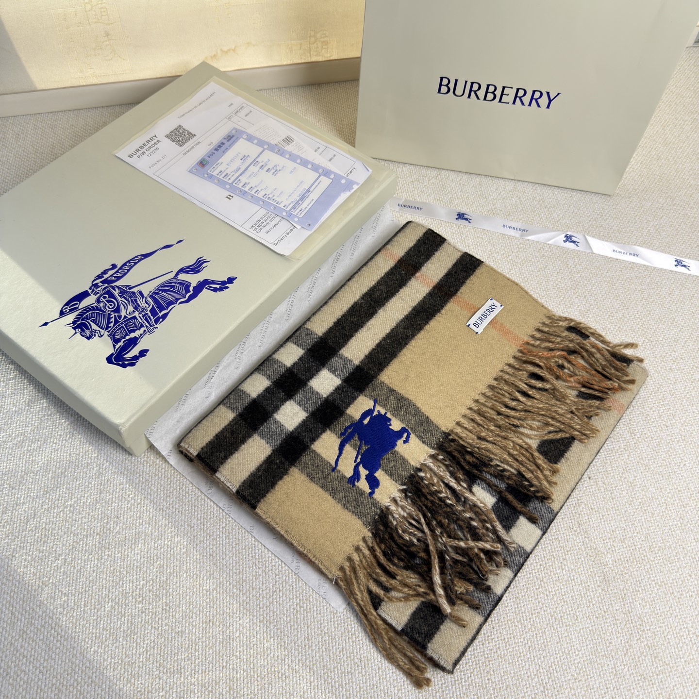 🆕Burberry最新款双面两用马术骑士徽标拼格纹羊绒围巾，这款含金量很高，双面刺绣工艺，印花工艺加提花