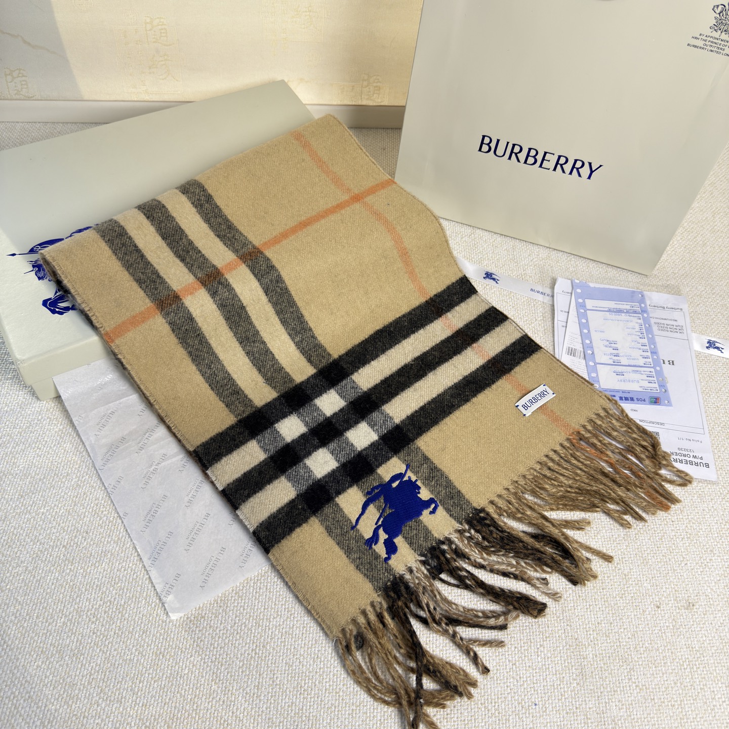 🆕Burberry最新款双面两用马术骑士徽标拼格纹羊绒围巾，这款含金量很高，双面刺绣工艺，印花工艺加提花