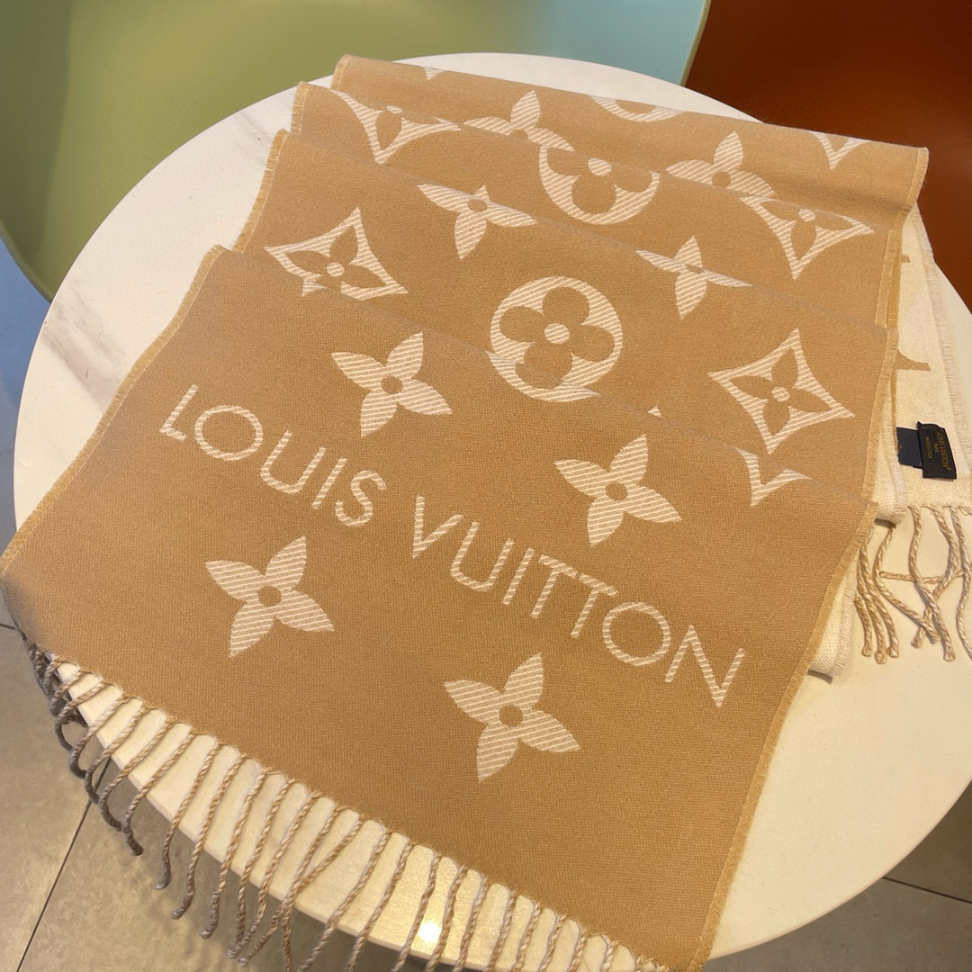 🆕驴家热度最高的嫩粉拼白围巾本款LVEssential围巾聚焦大元素，以Monogram图案和路易威登标