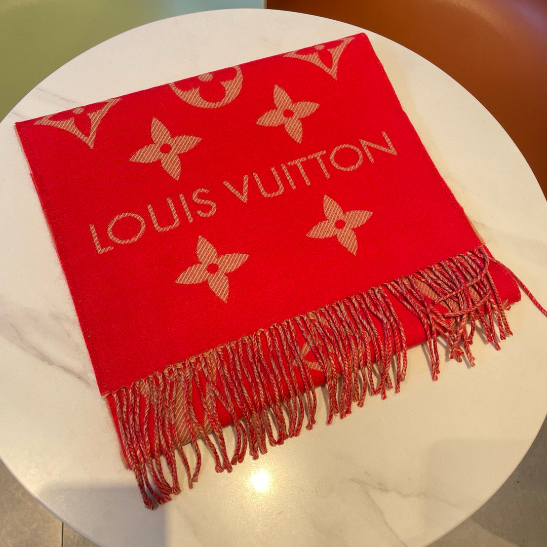 🆕驴家热度最高的嫩粉拼白围巾本款LVEssential围巾聚焦大元素，以Monogram图案和路易威登标