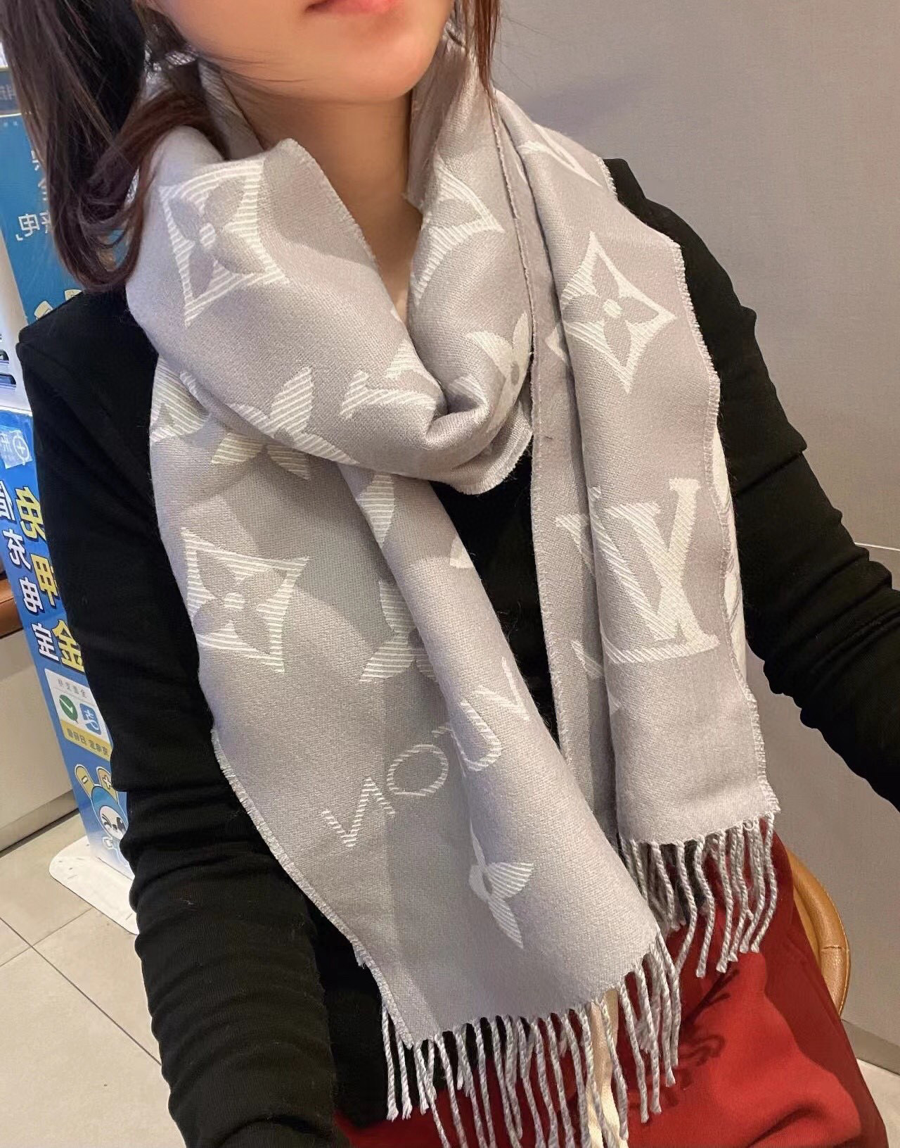 🆕驴家热度最高的嫩粉拼白围巾本款LVEssential围巾聚焦大元素，以Monogram图案和路易威登标