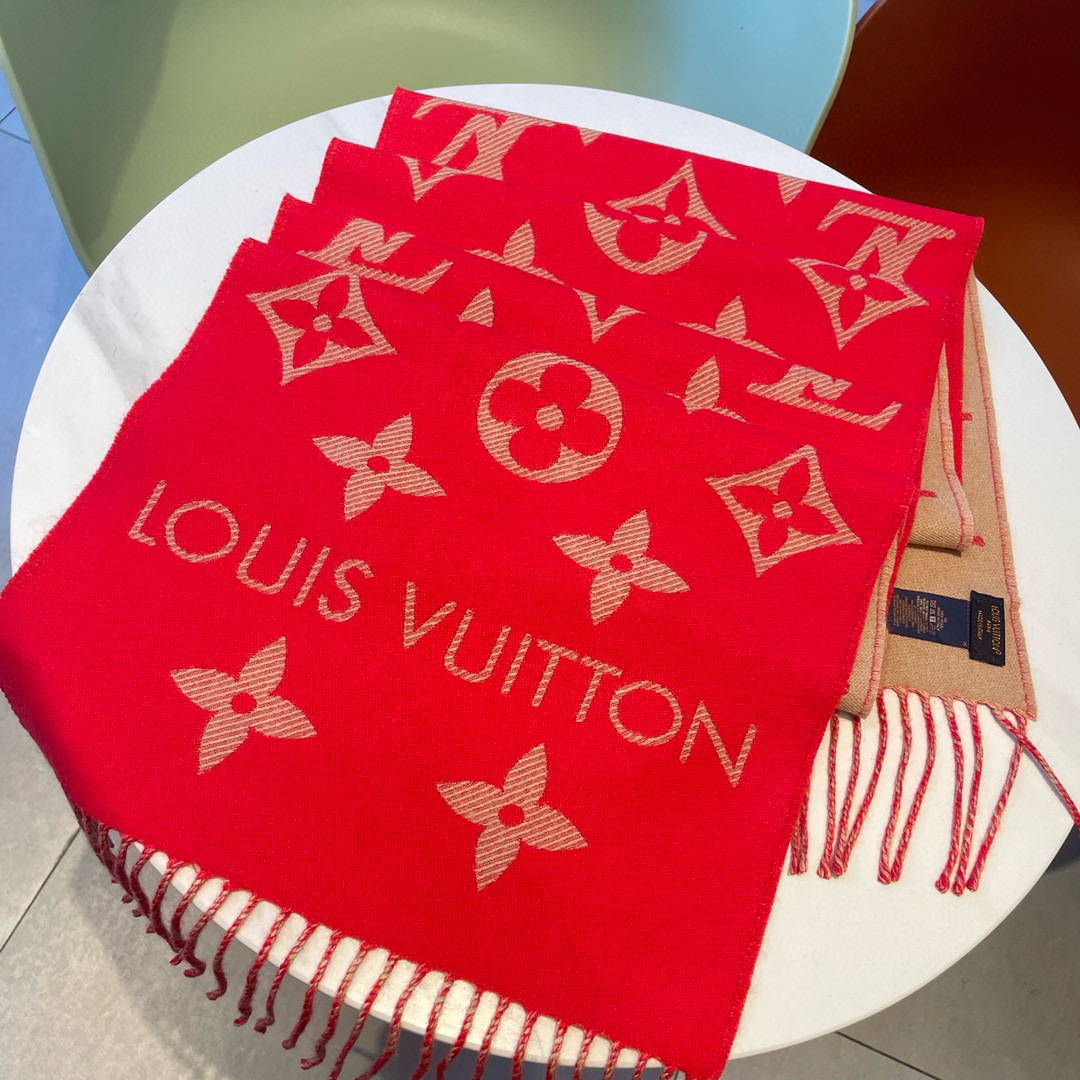 🆕驴家热度最高的嫩粉拼白围巾本款LVEssential围巾聚焦大元素，以Monogram图案和路易威登标