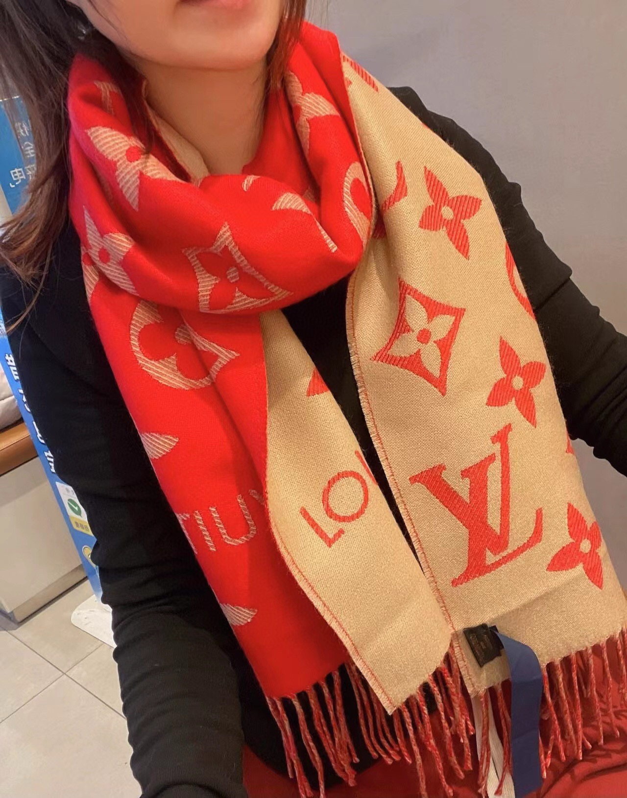 🆕驴家热度最高的嫩粉拼白围巾本款LVEssential围巾聚焦大元素，以Monogram图案和路易威登标