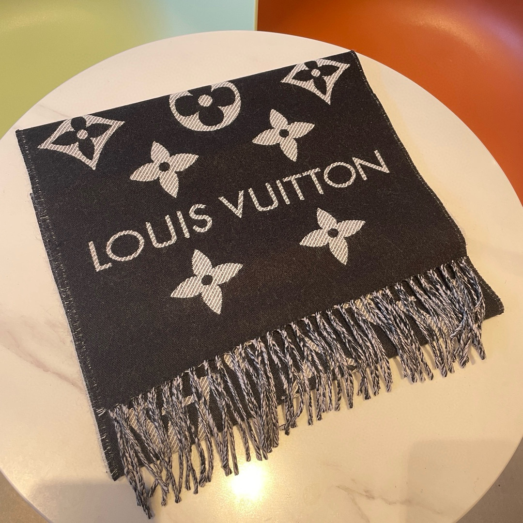 🆕驴家热度最高的嫩粉拼白围巾本款LVEssential围巾聚焦大元素，以Monogram图案和路易威登标