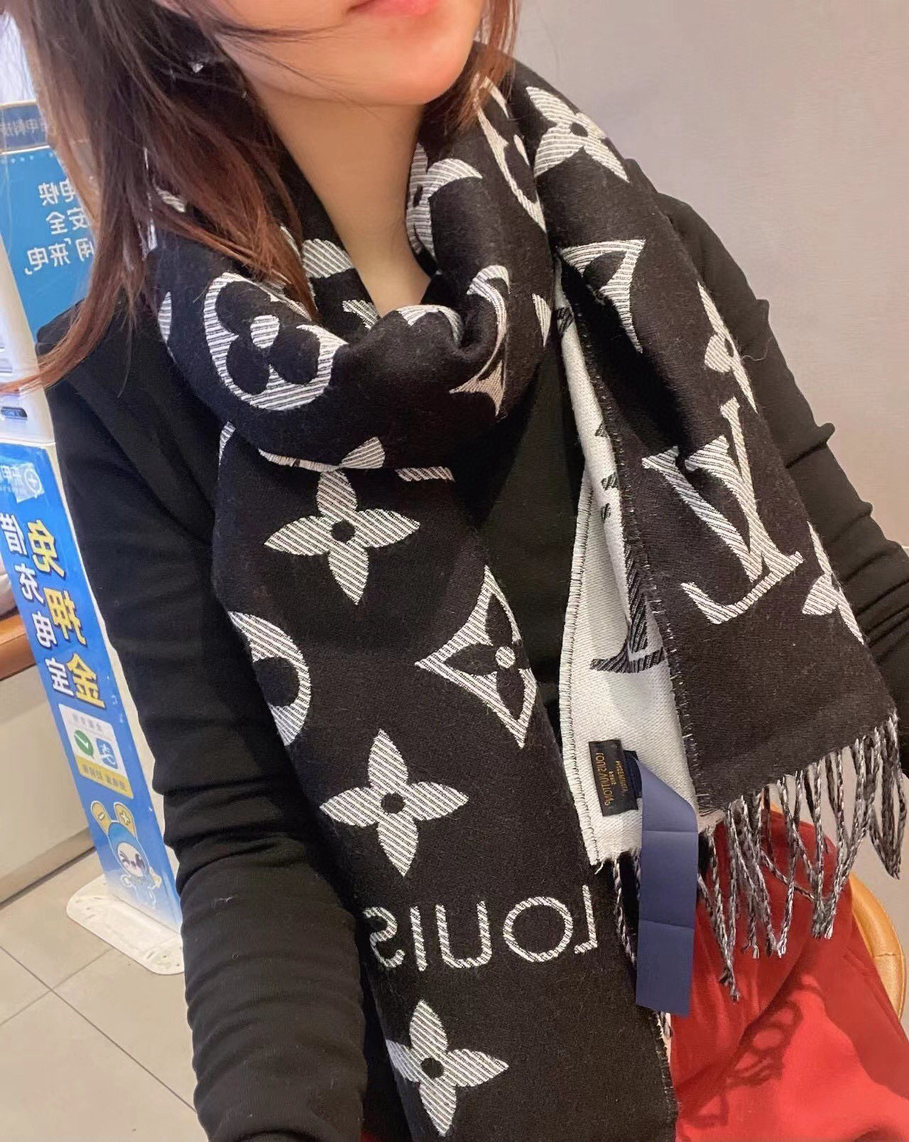 🆕驴家热度最高的嫩粉拼白围巾本款LVEssential围巾聚焦大元素，以Monogram图案和路易威登标