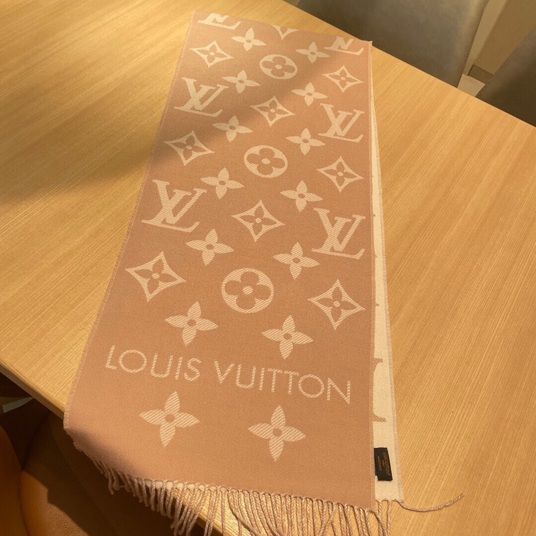 🆕驴家热度最高的嫩粉拼白围巾本款LVEssential围巾聚焦大元素，以Monogram图案和路易威登标