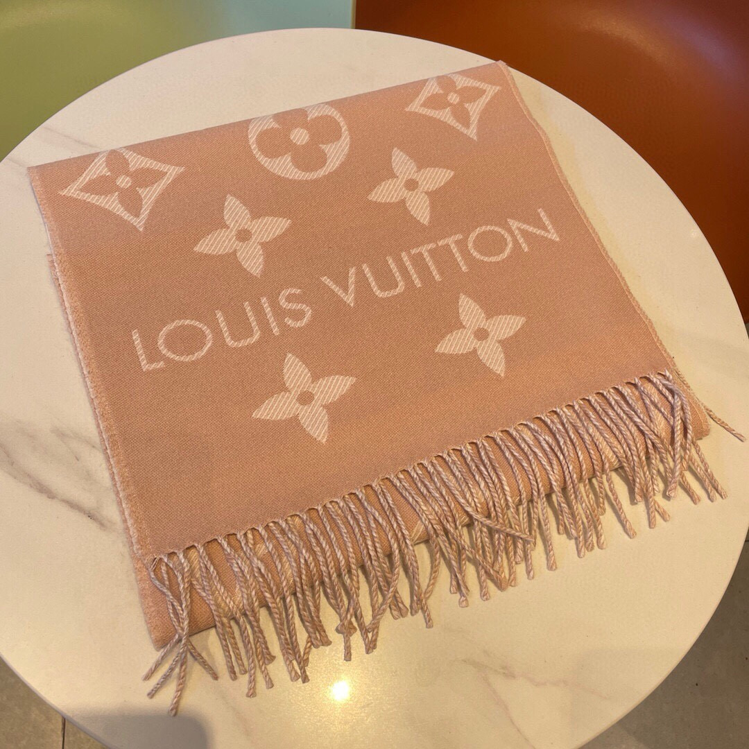 🆕驴家热度最高的嫩粉拼白围巾本款LVEssential围巾聚焦大元素，以Monogram图案和路易威登标