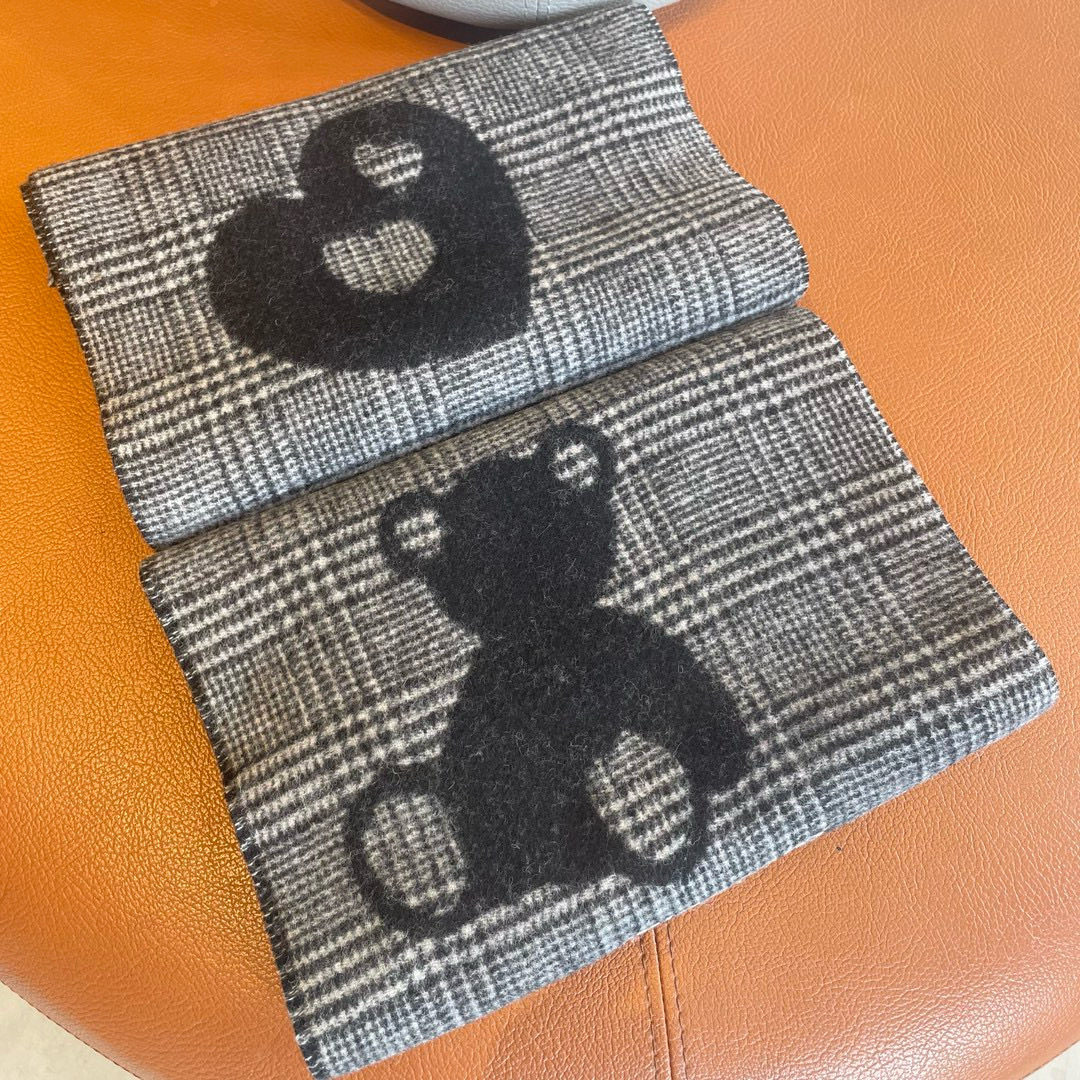 🆕Burberry元素双面提花围巾‼️B家这款羊绒披肩的面料非常满意~手感真的好到不行‼️寒冬贴脖子围真