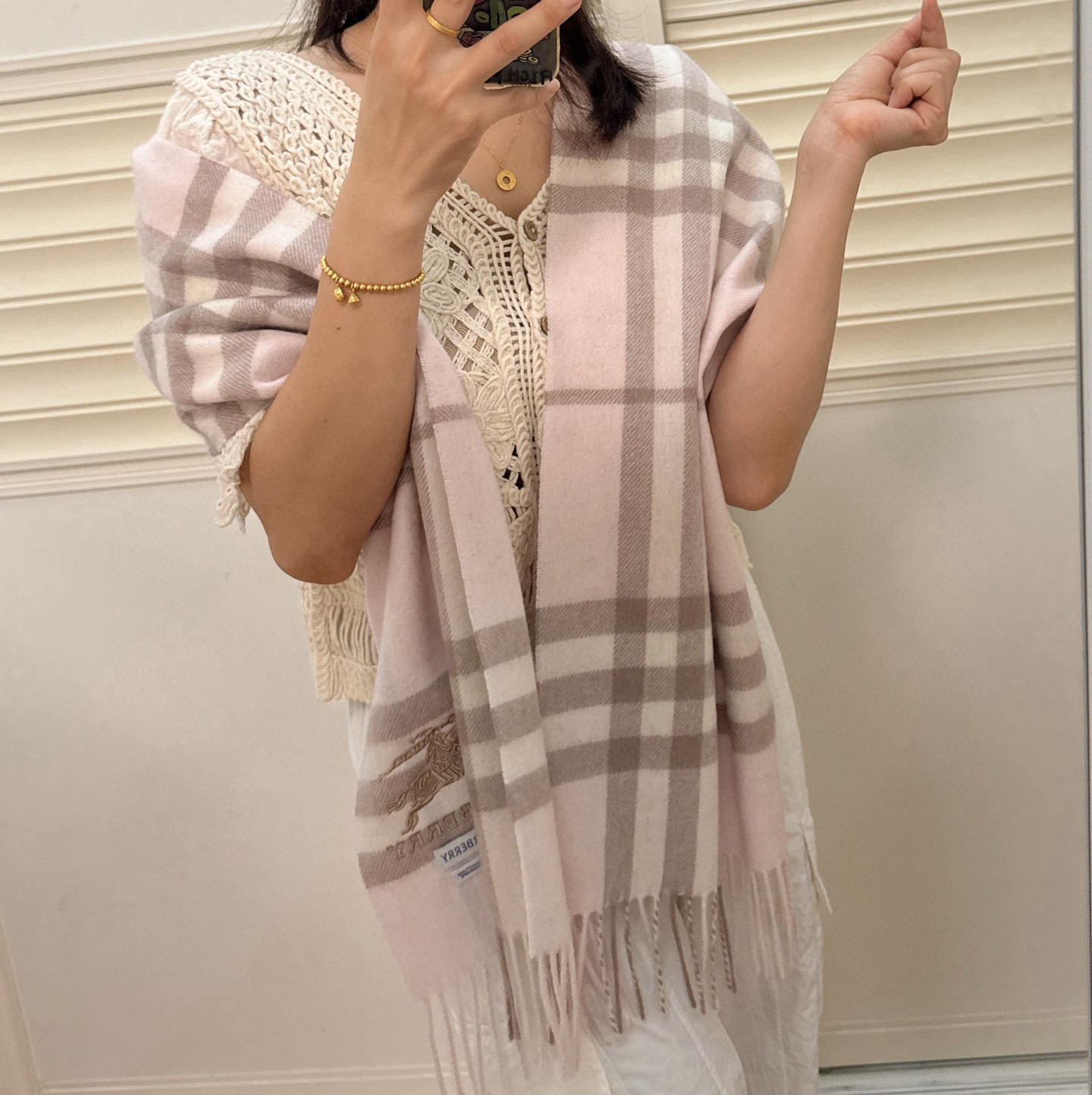 NO:554117,[Pink] Burberry · Burberry's hot-selling classic war horse plaid scarf is highly recommended. Lambskin is very warm, soft and skin-friendly, and does not tie the neck. The eternal classic plaid, with war horse logo embroidery, is low-key yet luxurious, unisex couple style, size 30*180cm, everyone should have a Bur high version scarf, high version scarf, burberry, burberry19860909【粉色】Burberry · 巴宝莉怒推走量爆款经典战马格纹围巾重磅推荐 羔羊绒非常保暖 柔软亲肤,不扎脖万年经典格纹,搭配战马logo刺绣,低调又不失奢华男女通用情侣款,size30*180cm人人都应该拥有一条Bur高版本围巾,高版本围巾,burberry,burberry,scarf