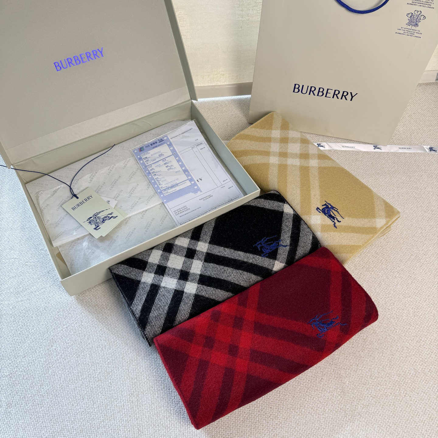 🆕Burberry新款苏格兰格纹羊绒围巾，超级火款的格纹款围巾之后，Bur又一款力作上市，Burberr