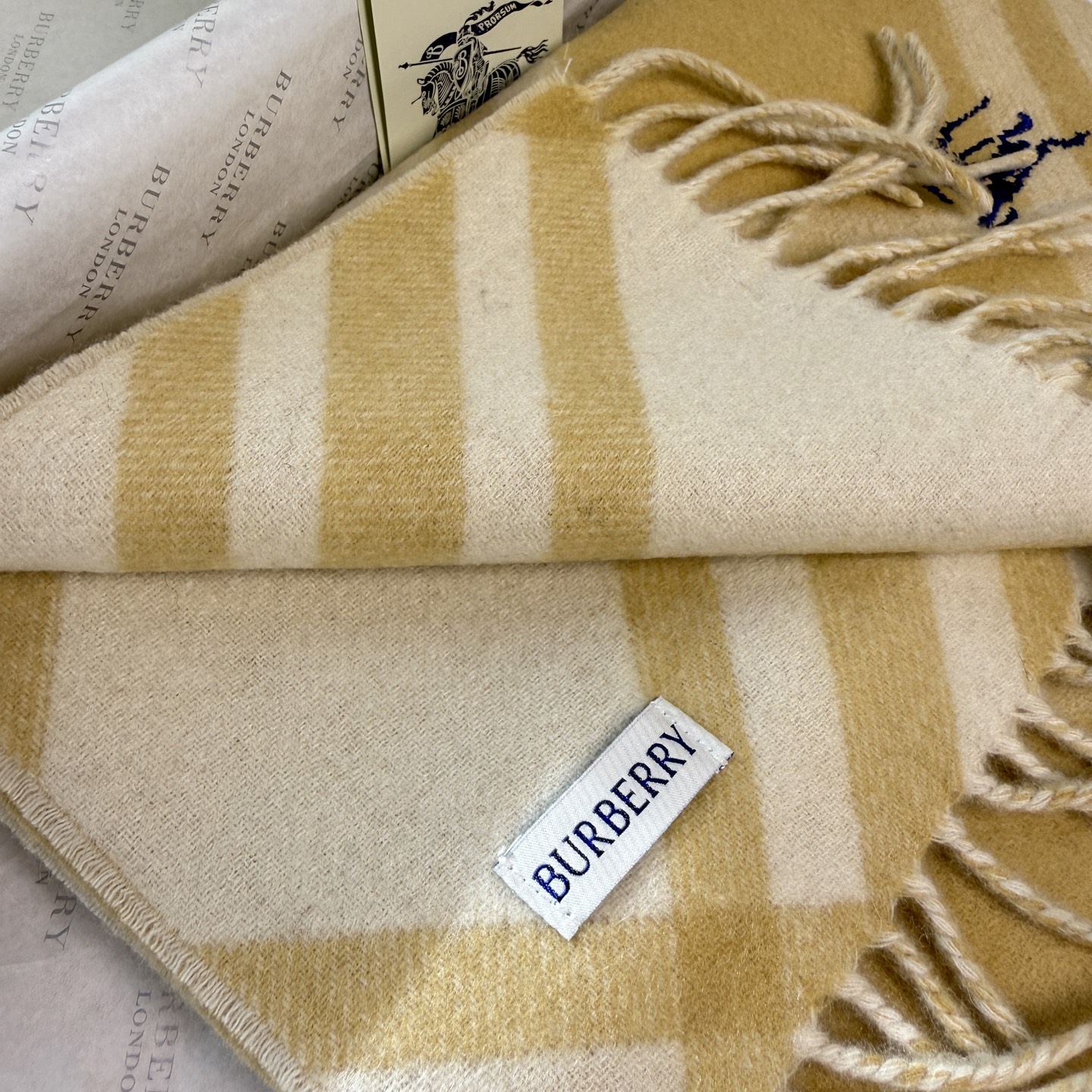 🆕Burberry新款苏格兰格纹羊绒围巾，超级火款的格纹款围巾之后，Bur又一款力作上市，Burberr