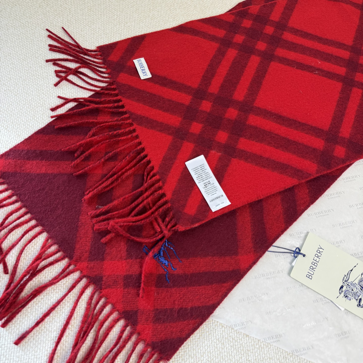 🆕Burberry新款苏格兰格纹羊绒围巾，超级火款的格纹款围巾之后，Bur又一款力作上市，Burberr