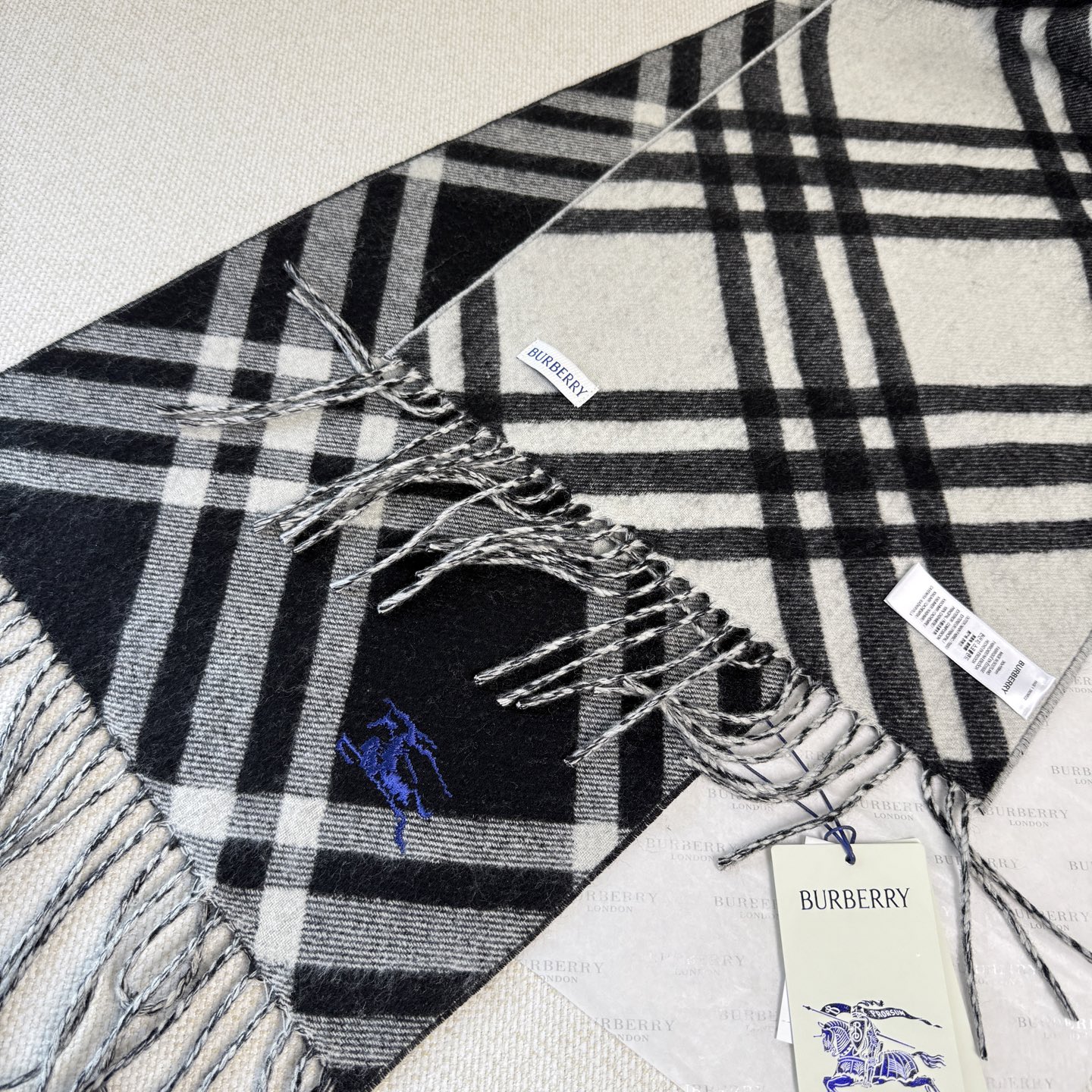 🆕Burberry新款苏格兰格纹羊绒围巾，超级火款的格纹款围巾之后，Bur又一款力作上市，Burberr