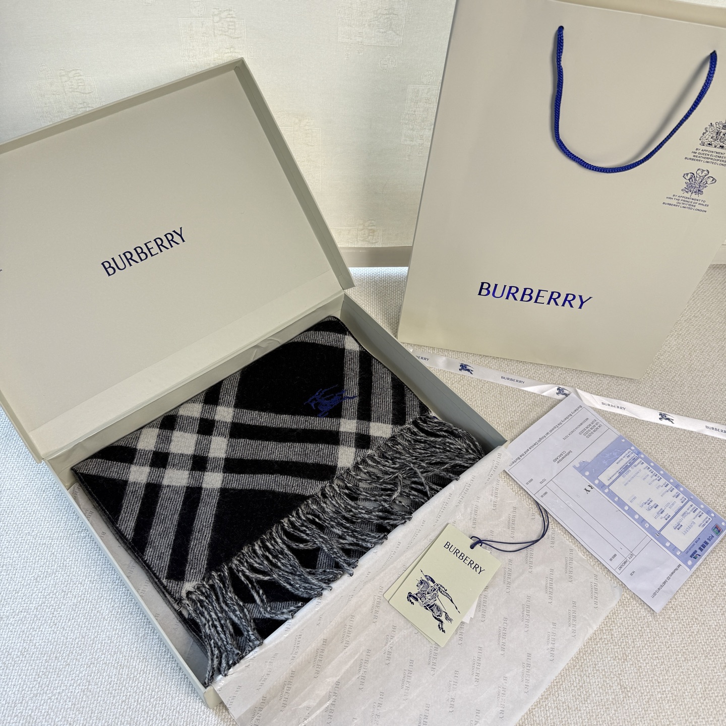 🆕Burberry新款苏格兰格纹羊绒围巾，超级火款的格纹款围巾之后，Bur又一款力作上市，Burberr