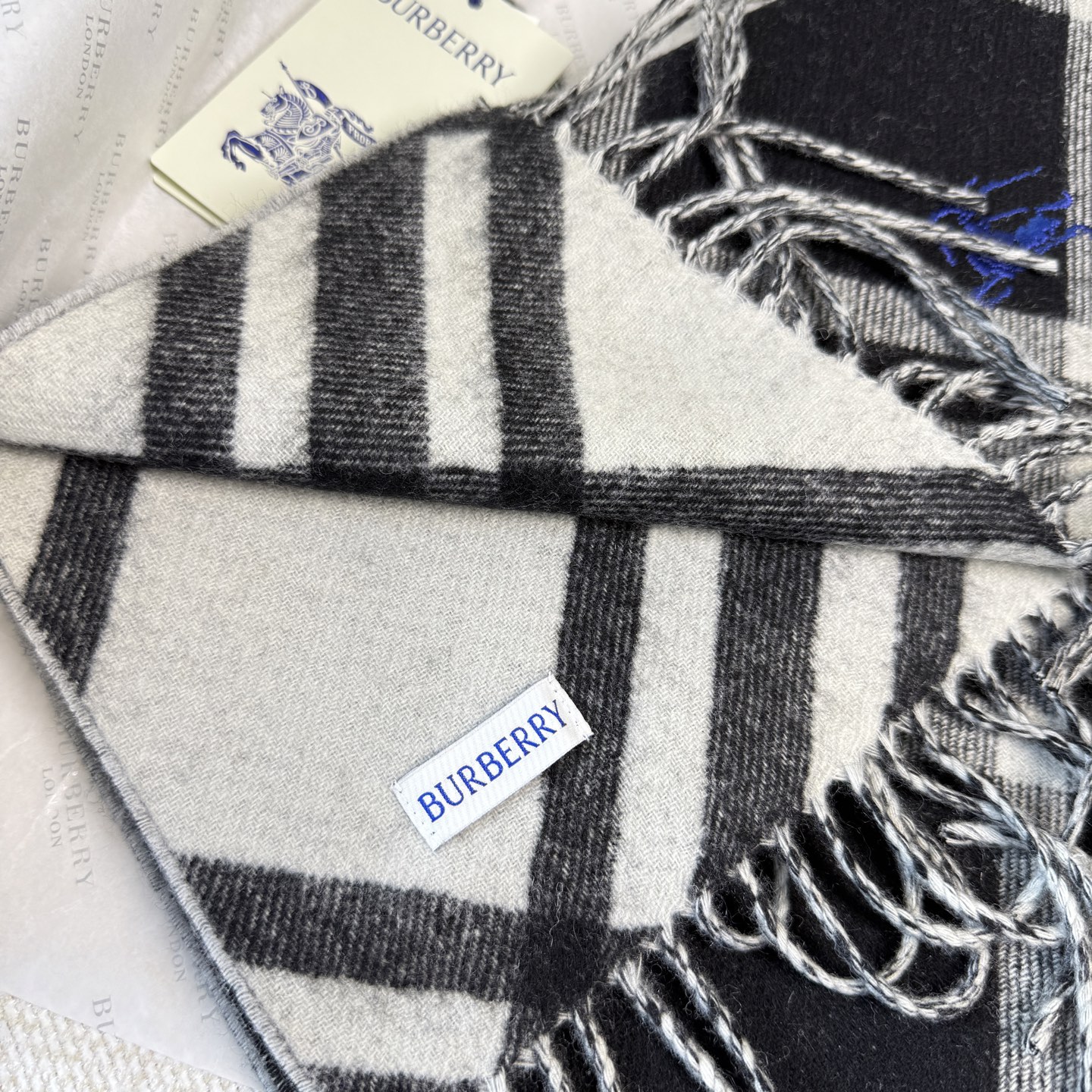 🆕Burberry新款苏格兰格纹羊绒围巾，超级火款的格纹款围巾之后，Bur又一款力作上市，Burberr