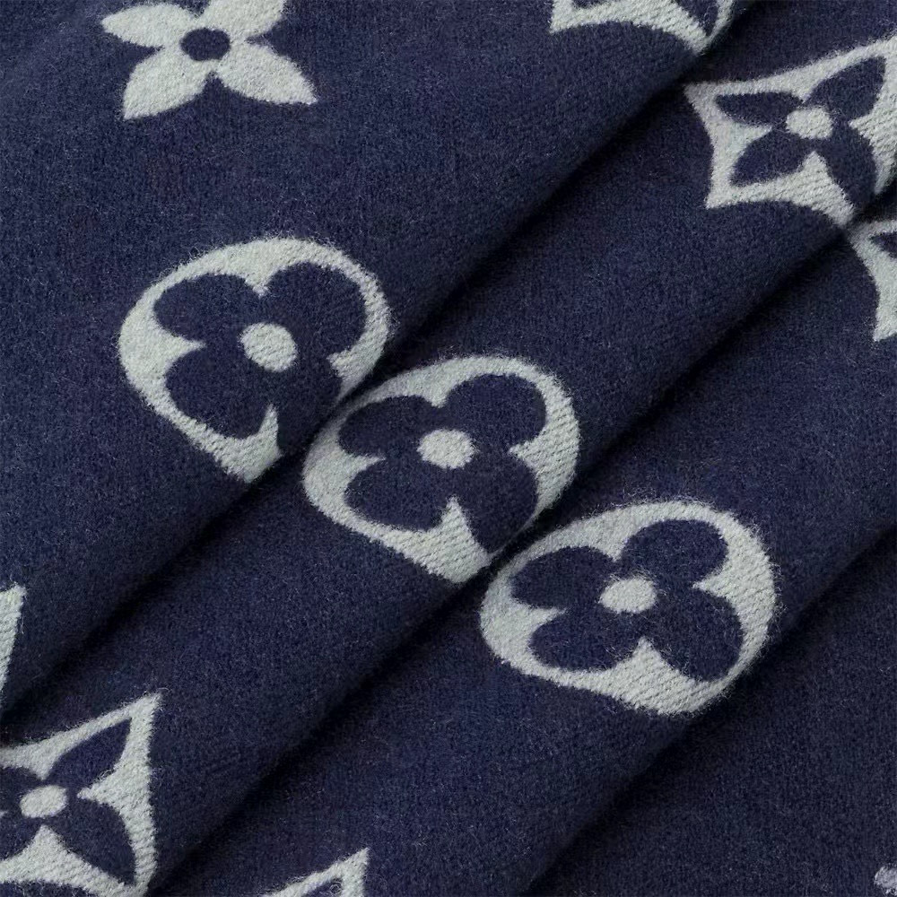🆕LV新款 · All About Monogram 围巾瞩目放大经典 Monogram 图案，彰显潮流