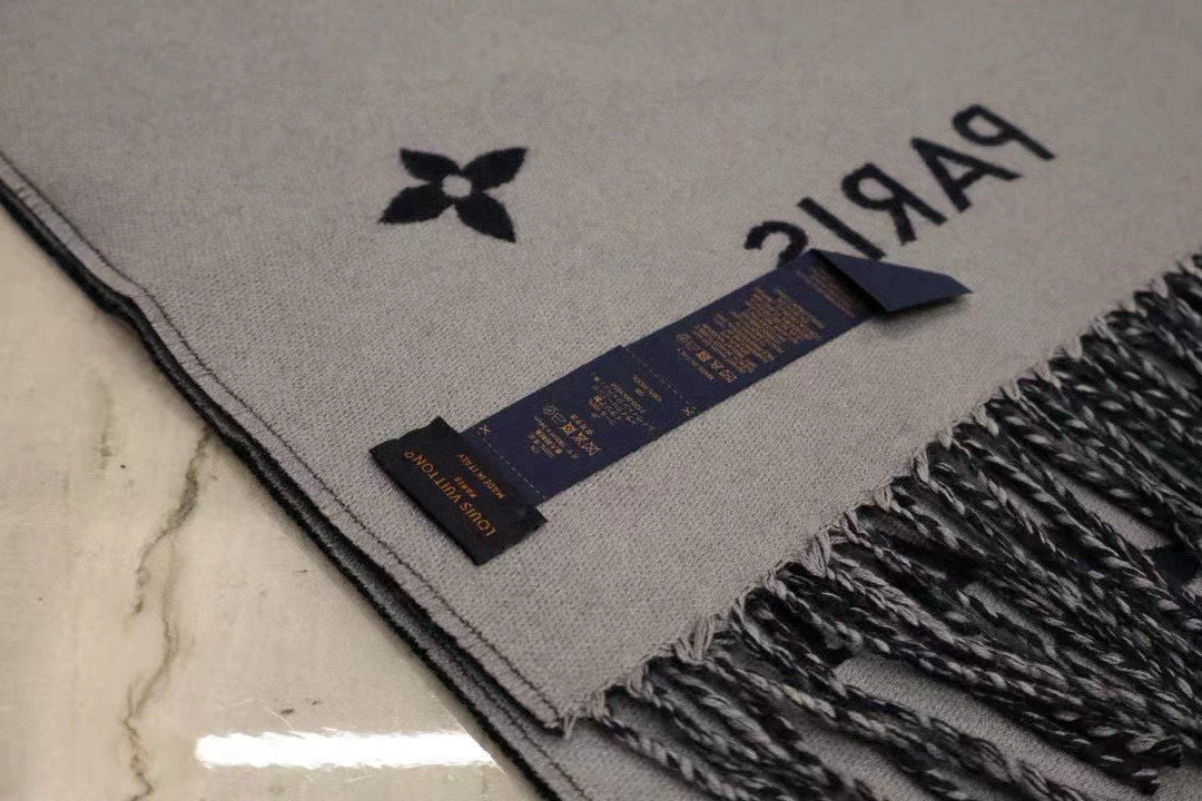 🆕LV新款 · All About Monogram 围巾瞩目放大经典 Monogram 图案，彰显潮流