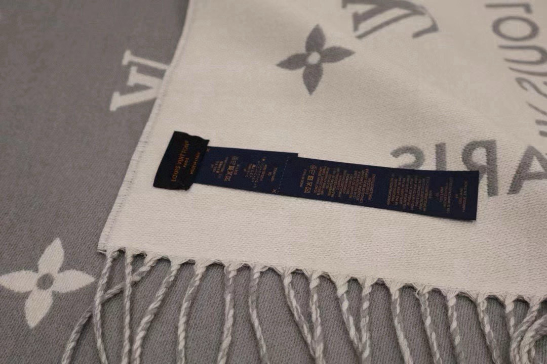 🆕LV新款 · All About Monogram 围巾瞩目放大经典 Monogram 图案，彰显潮流